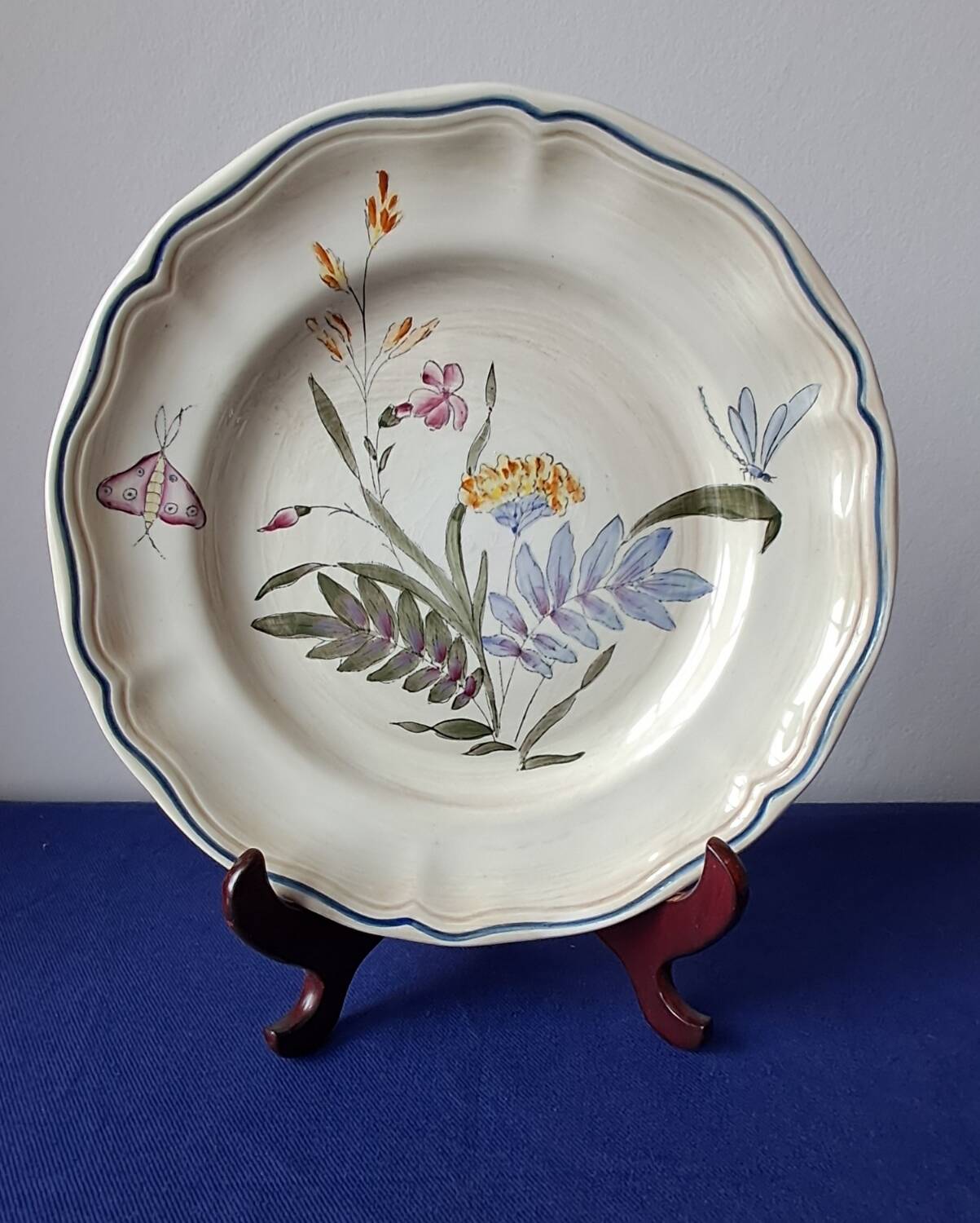 Fluted plate Longchamp, decorated with dragonflies and flowers.