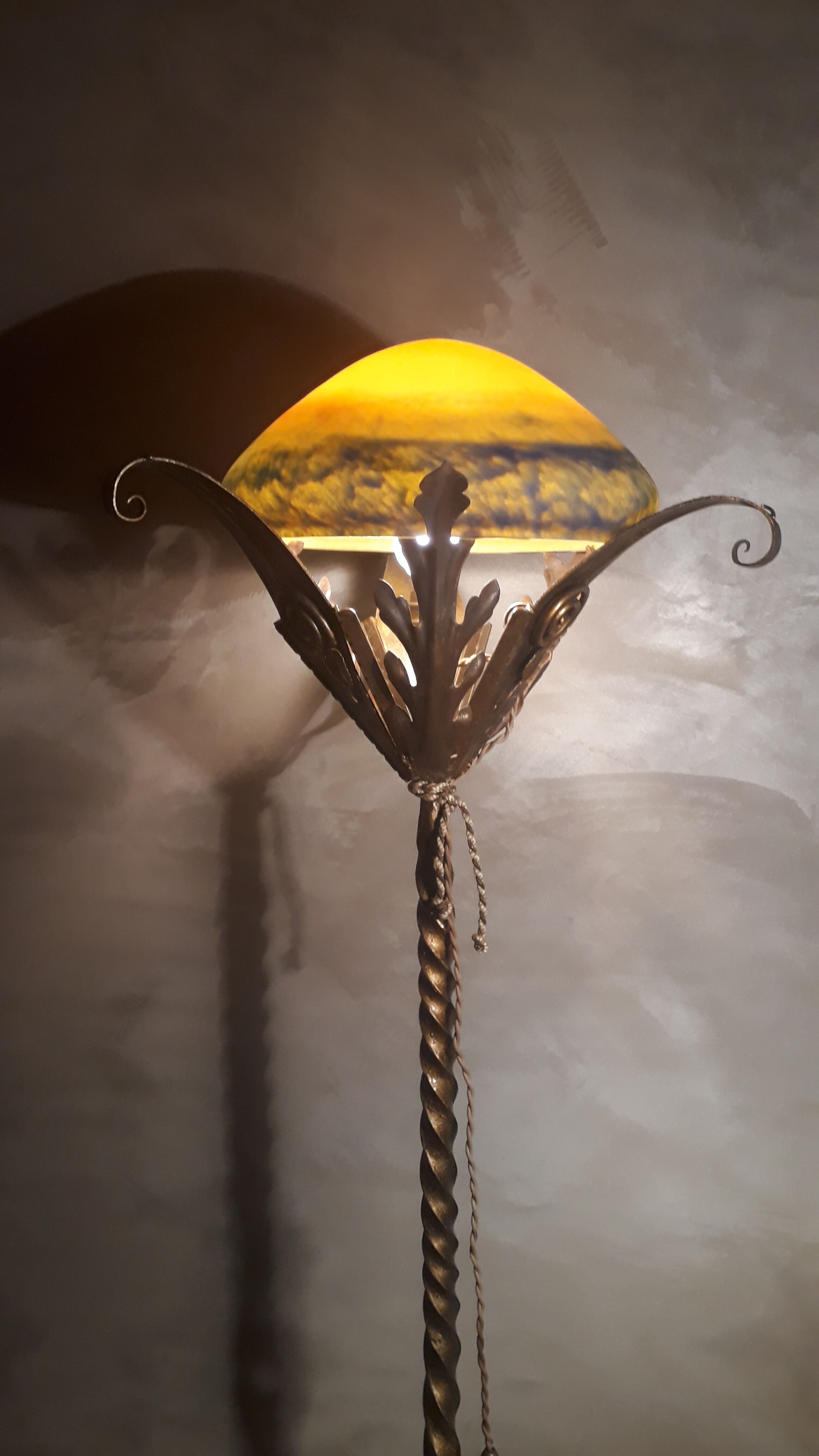 Lampadaire fer forgé or avec dome en pate de verre de Vianne 1930 art deco