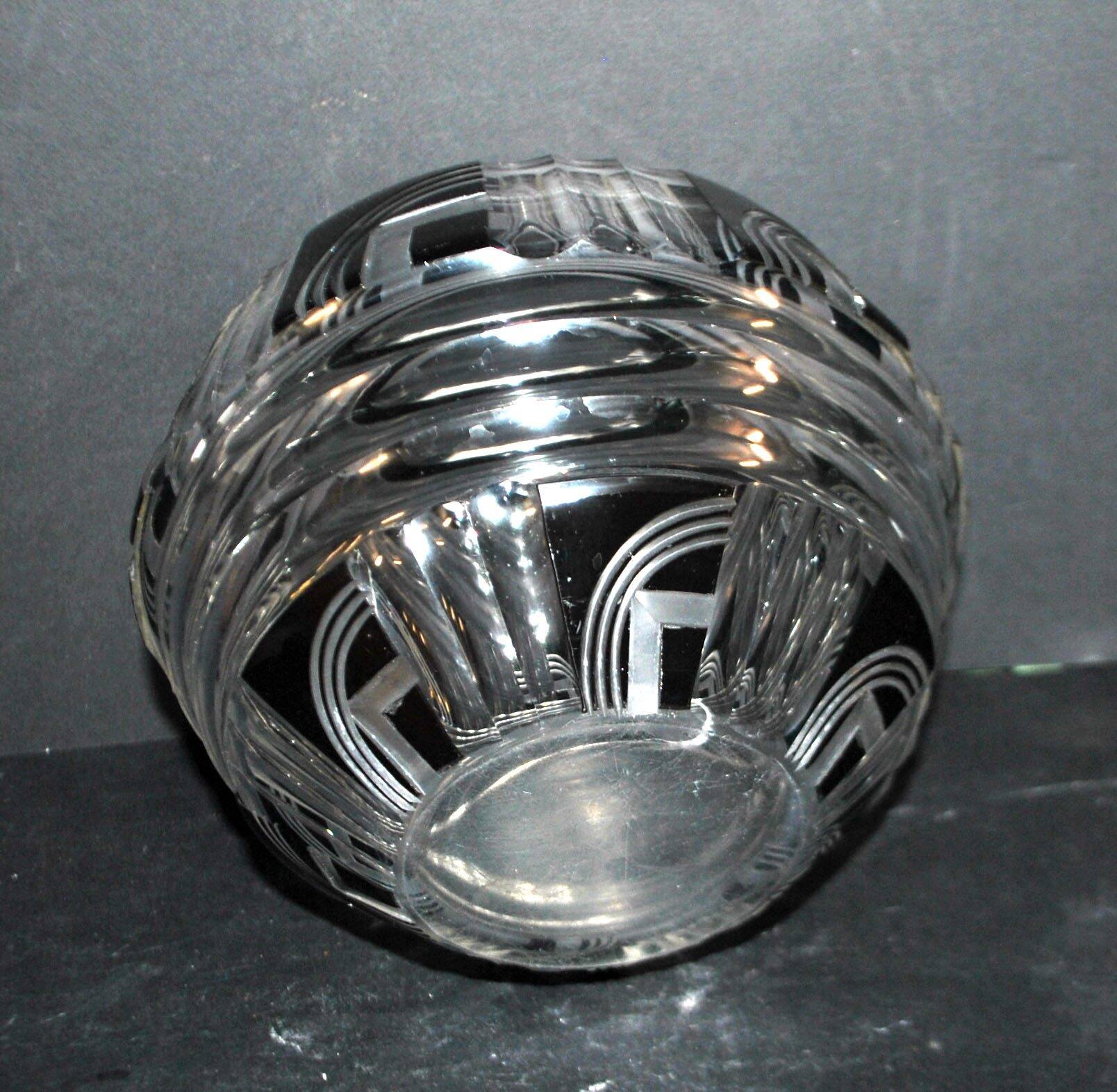 Art Deco round vase in black overlay crystal 1930-1940 Val Saint Lambert?