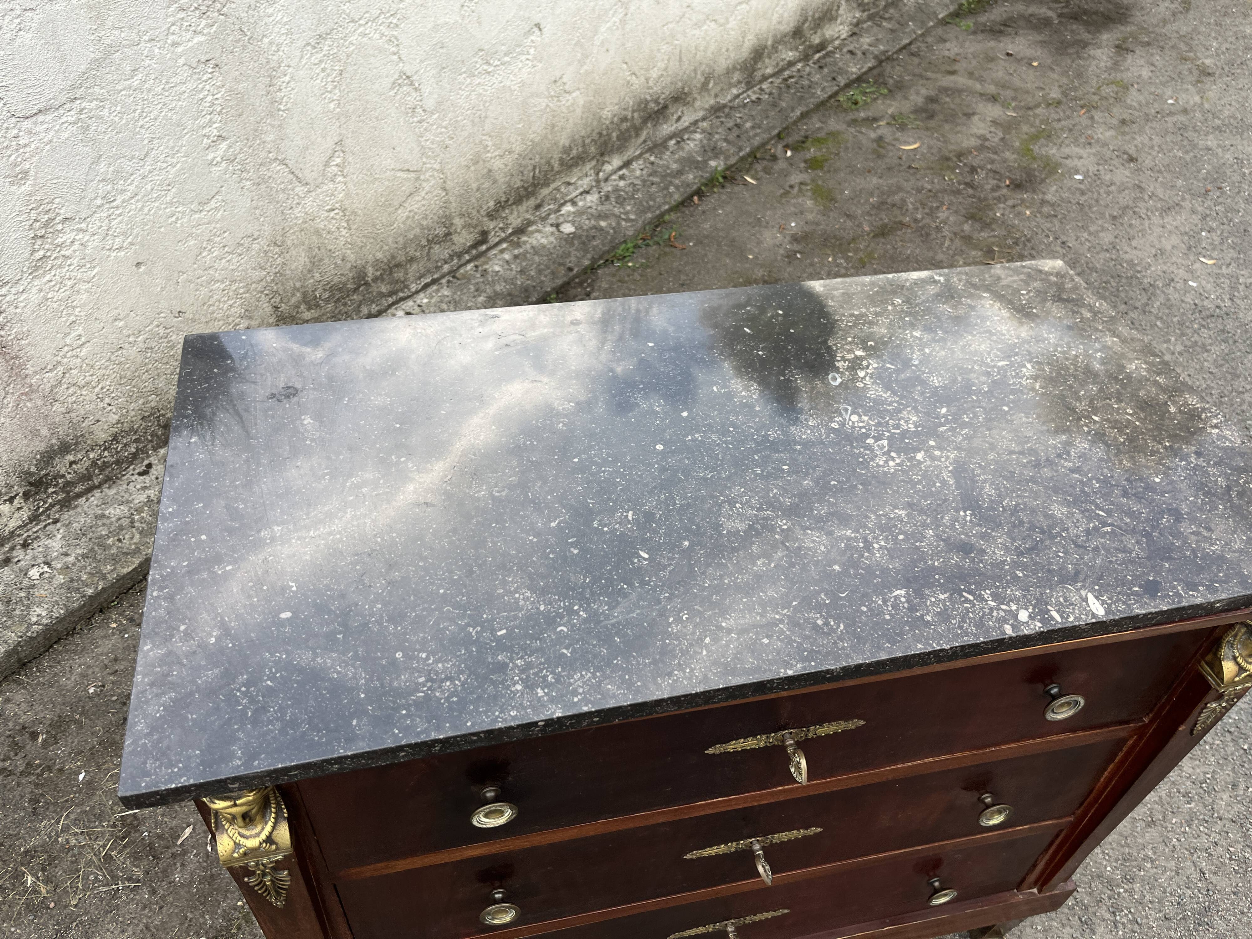 Commode Retour d’Égypte en acajou et bronze doré – dessus marbre noir