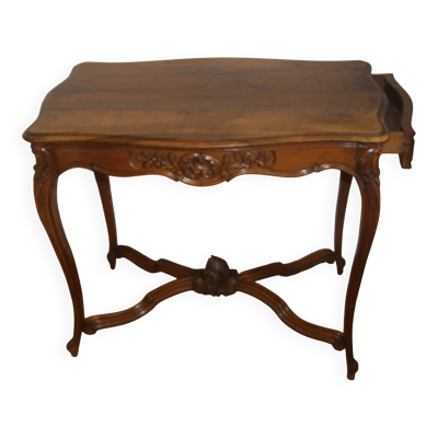 Table bureau et sa chaise de style Louis X.V. en noyer
