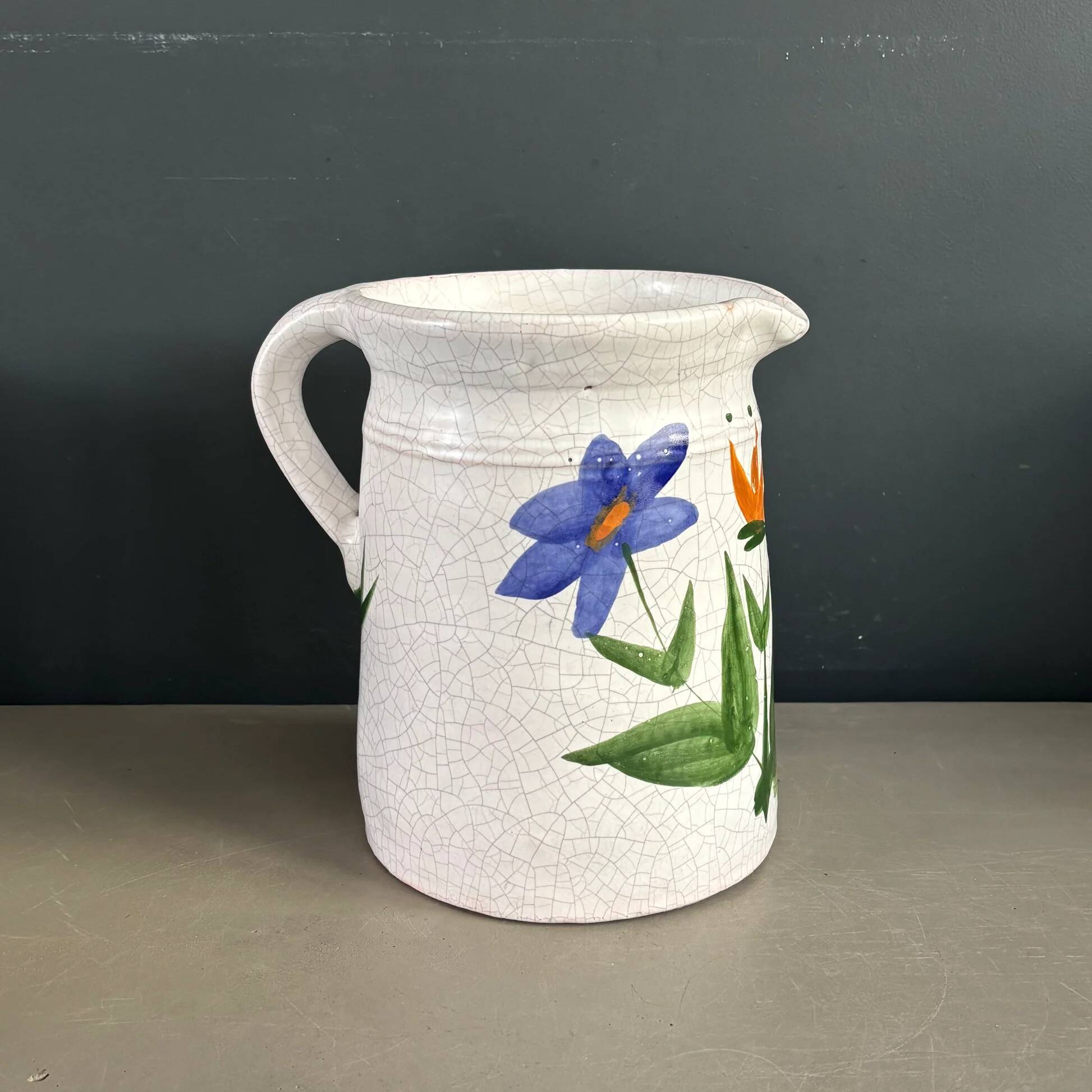 Grand pichet en céramique émaillée motif fleurs