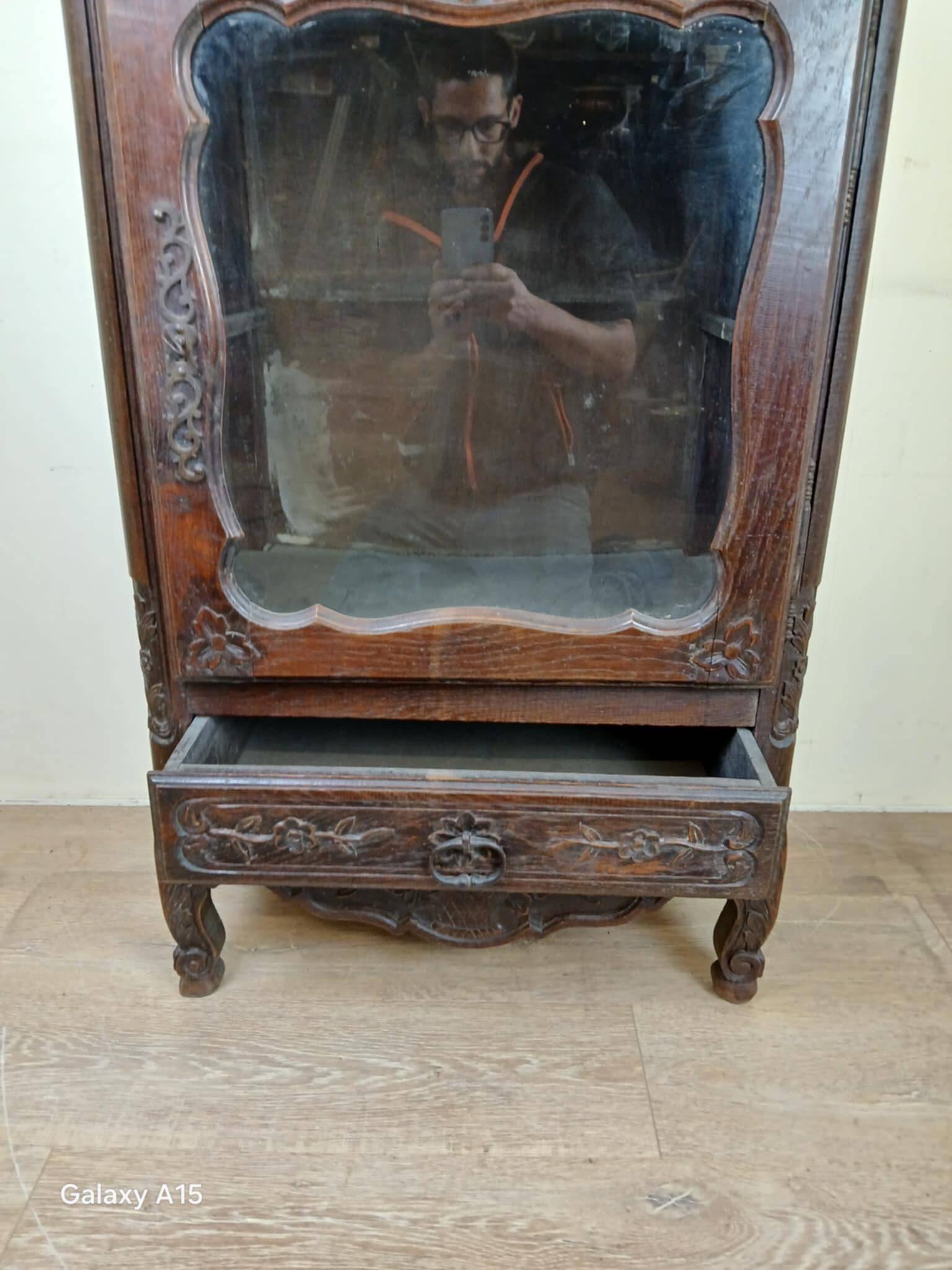 vitrine Louis XV Provençale en chêne vers 1850-1880  façade
