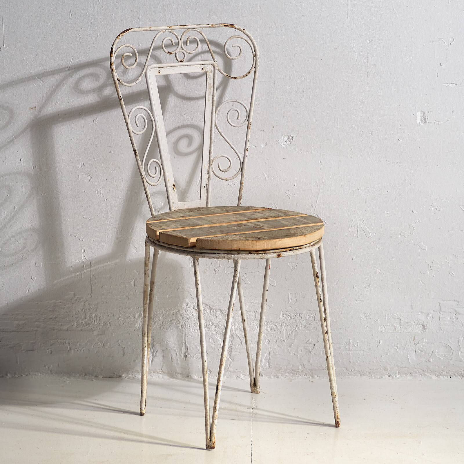 Antique white outdoor chairs (circa 1920). Set of 4 pieces