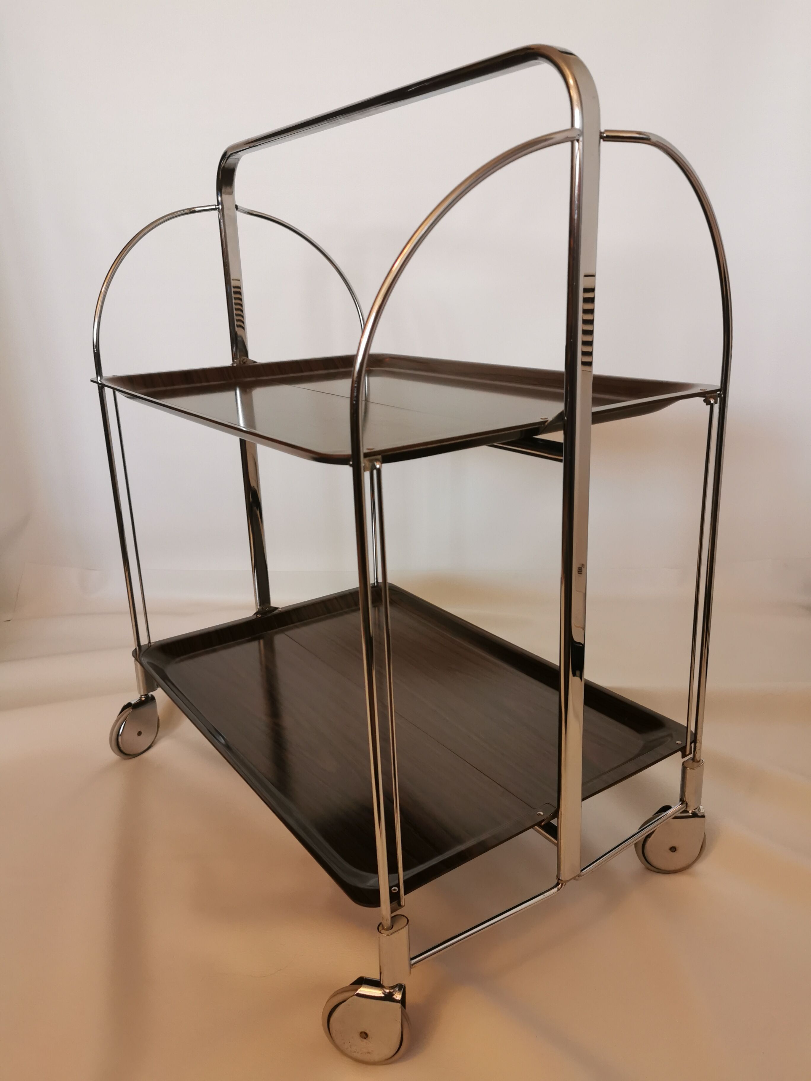 Rolling dessert, trolley says 'dinett'