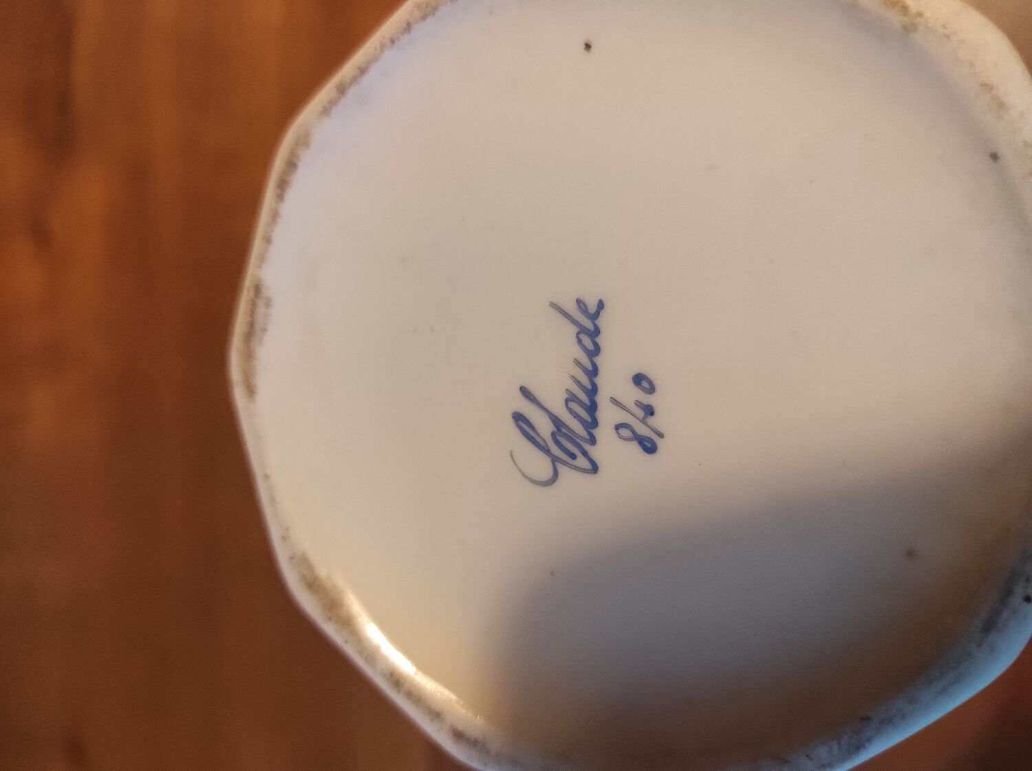 Coffee maker with floral decoration