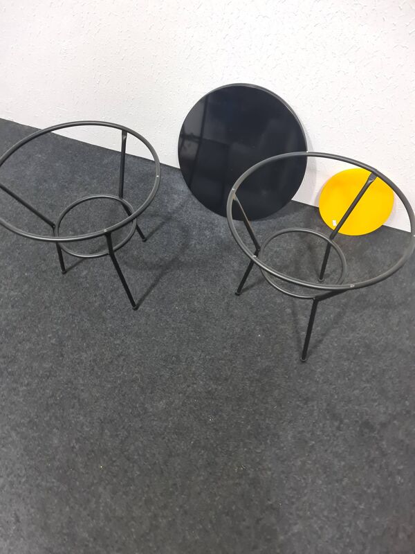 Une paire de tables d'appoint vintage avec plateau en verre.