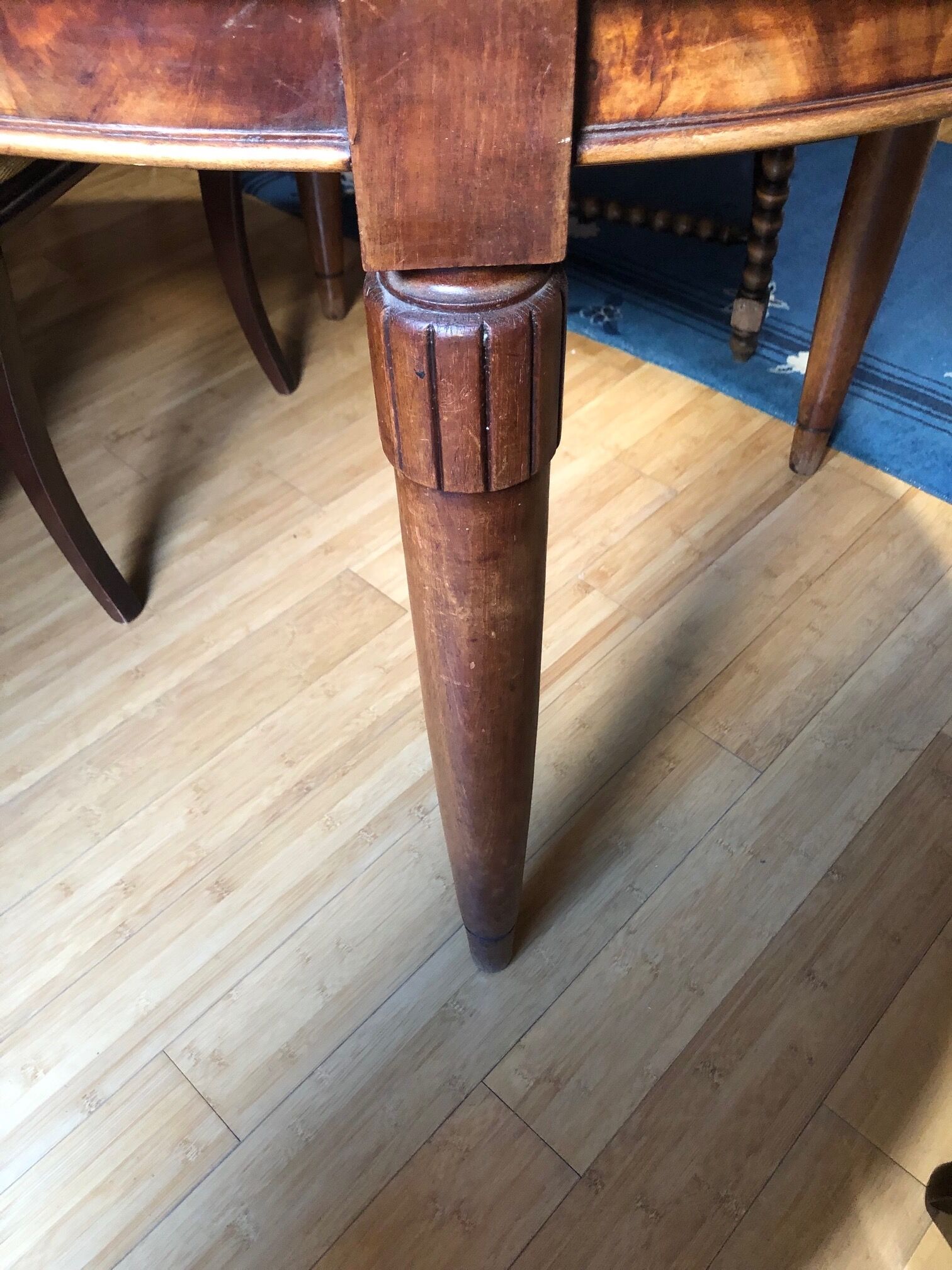 Extendable oval dining table in solid wood