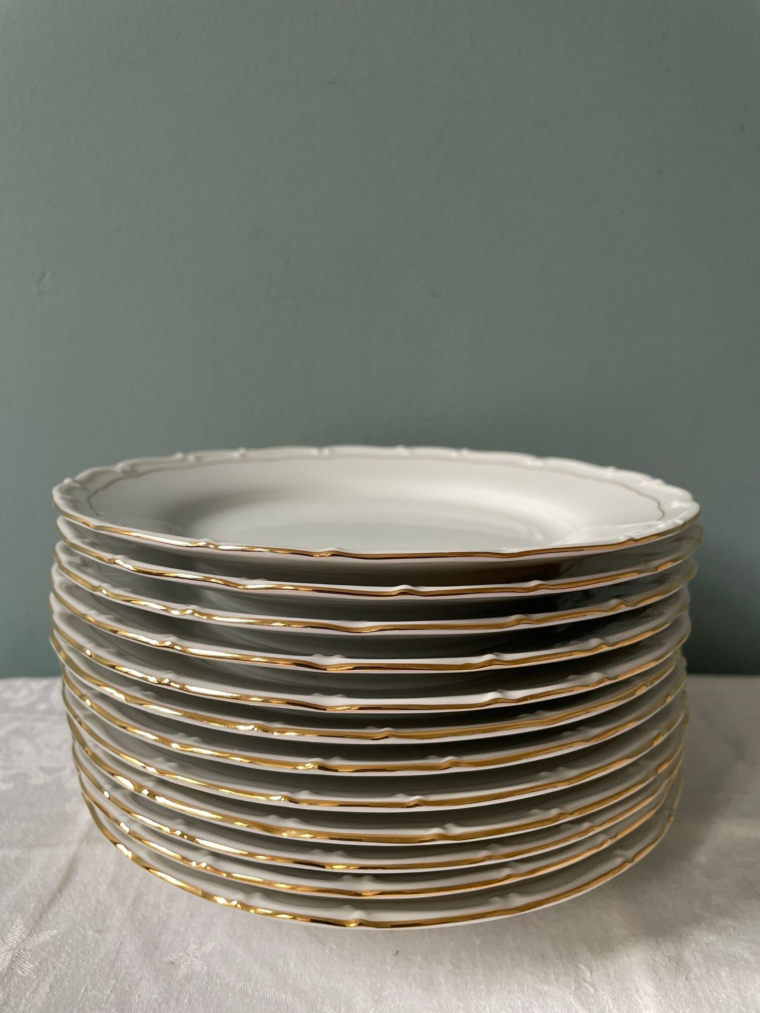 Series of 12 dessert plates in fine bohemian porcelain