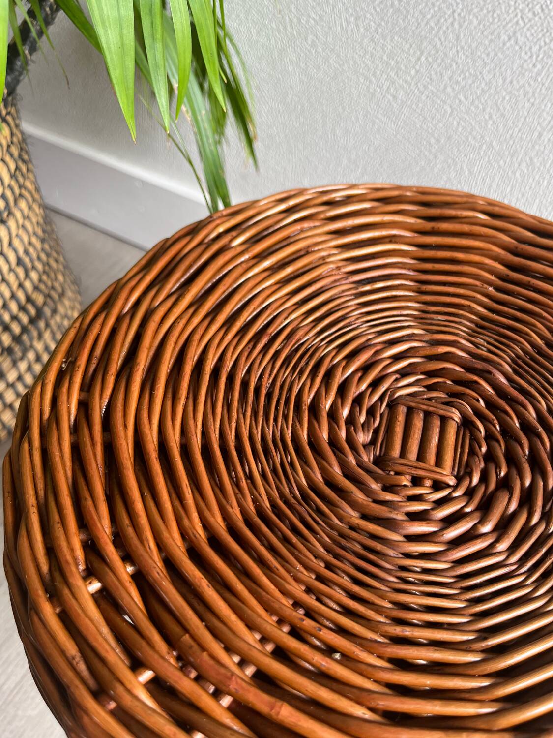 Tabouret tripode bois osier tressé