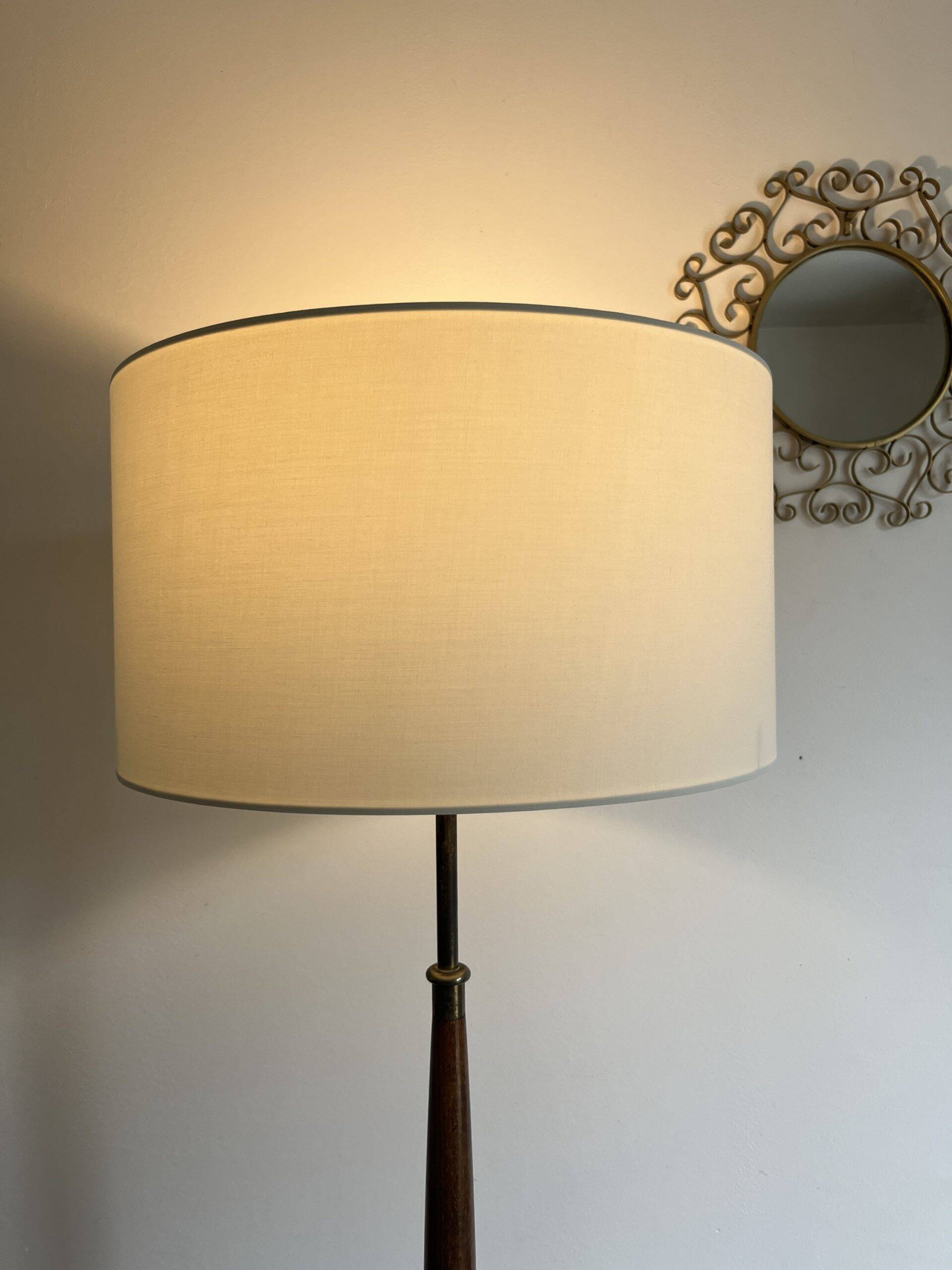 lampadaire vintage avec tablette et pied tripode