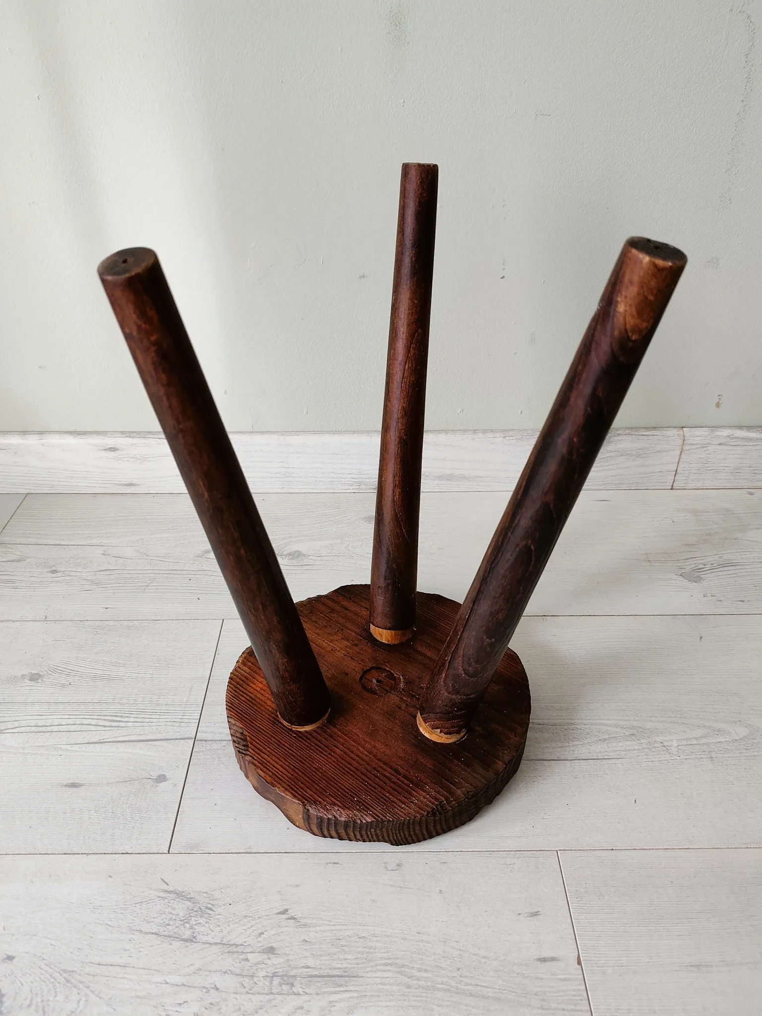 Tabouret tripode en bois patiné