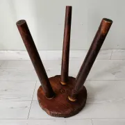 Tabouret tripode en bois patiné
