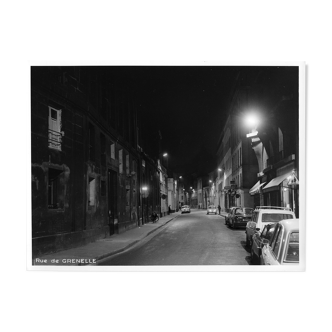 Tirage photographique encadré Paris en 1965 rue de Grenelle de nuit