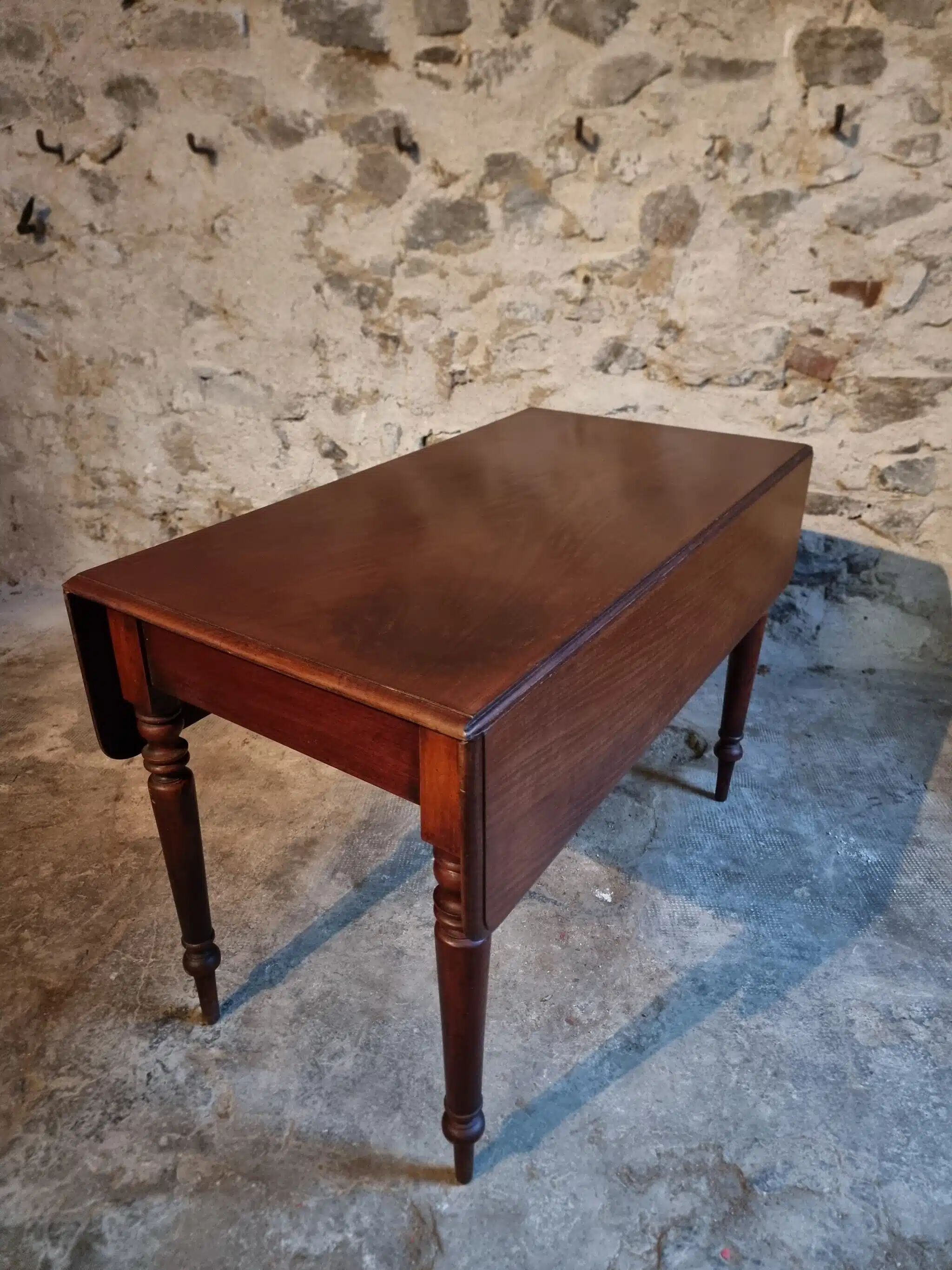 Antique English drop-leaf table in mahogany, late 19th century.