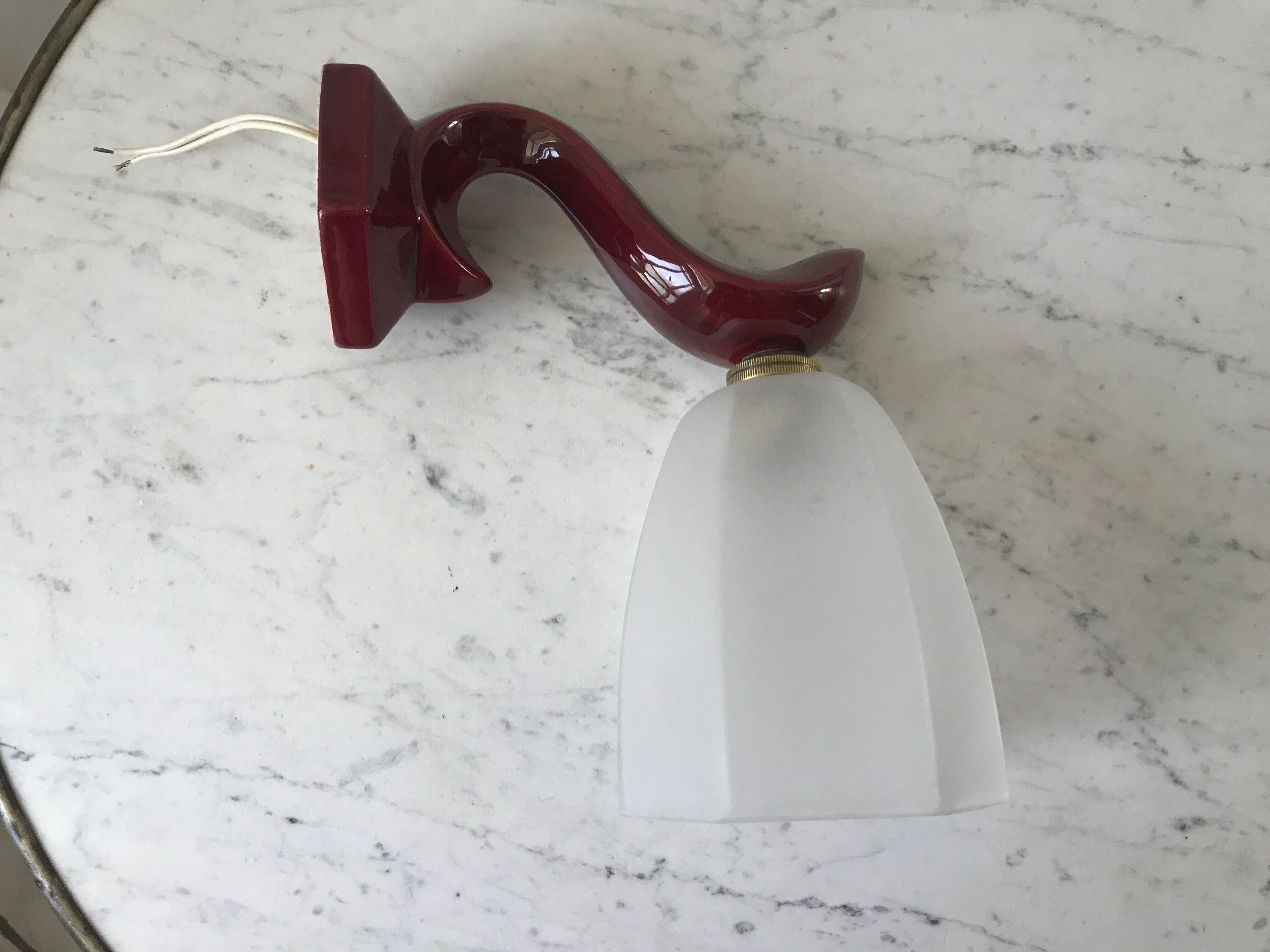Art Deco glass wall lamp with burgundy porcelain support 30s