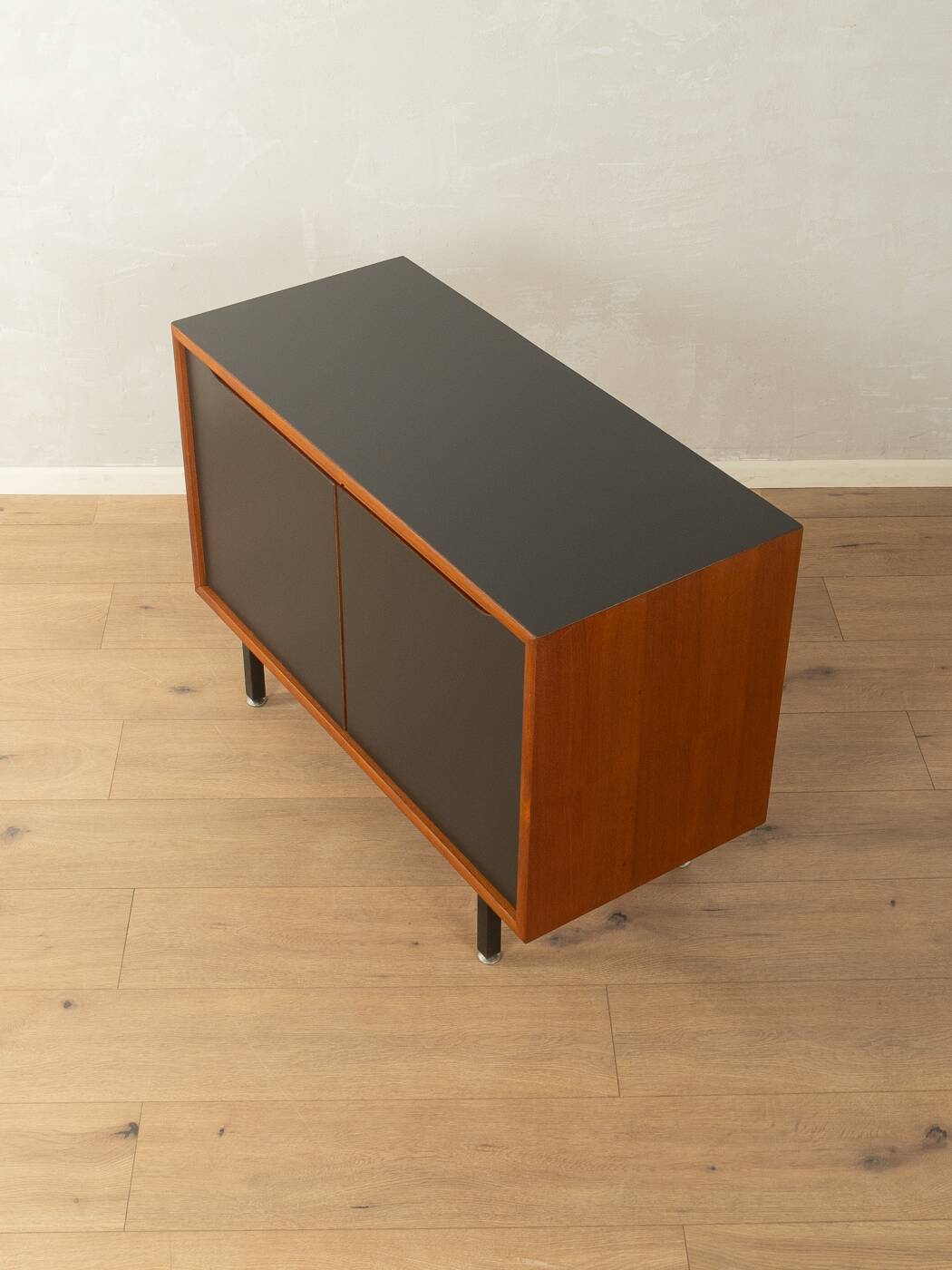 Buffet classique des années 1960 avec des portes en HPL noir et un placage en teck.