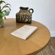 Table basse tripode en bois et marqueterie bicolore design scandinave 1950