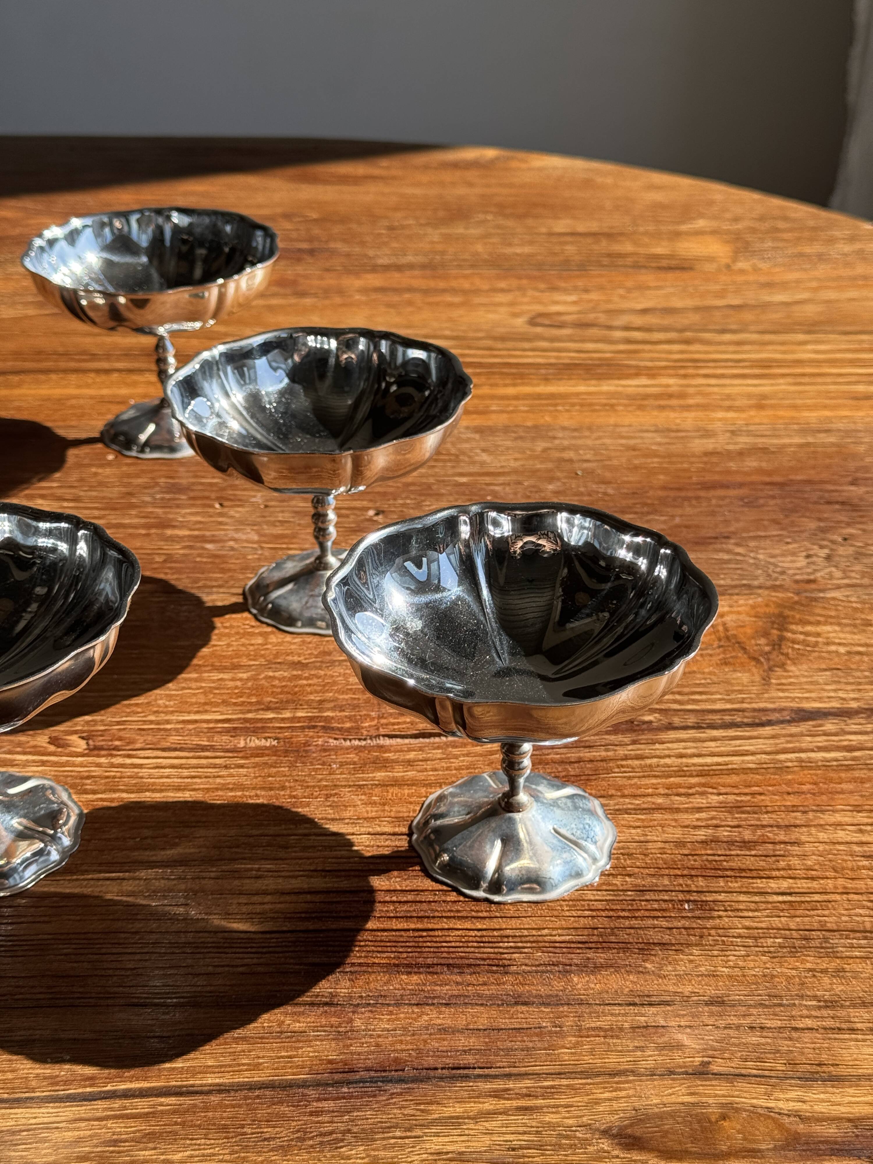 Set of 6 metal ice cream cups on flower-shaped feet