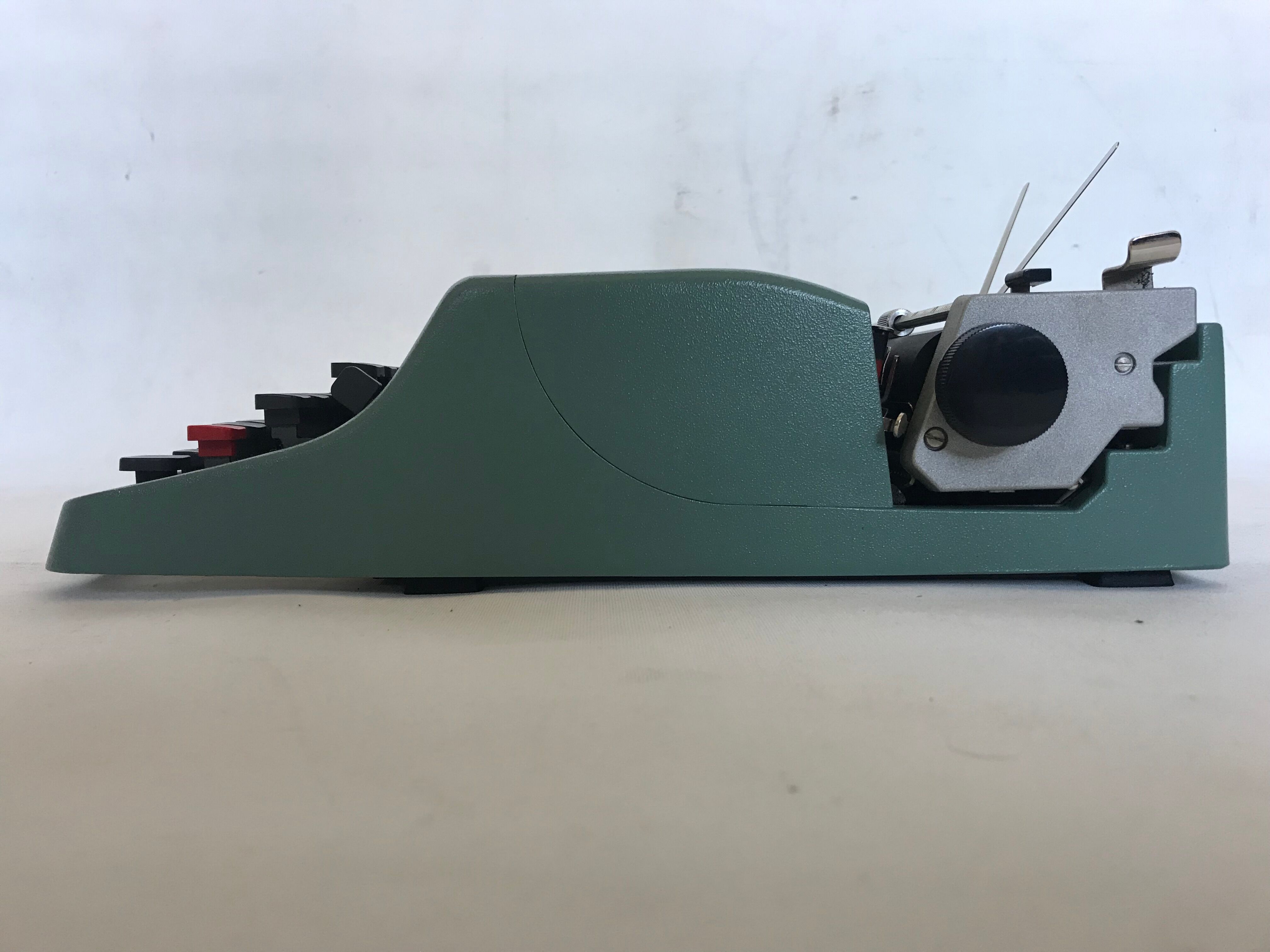Typewriter, Olivetti Lettera 32