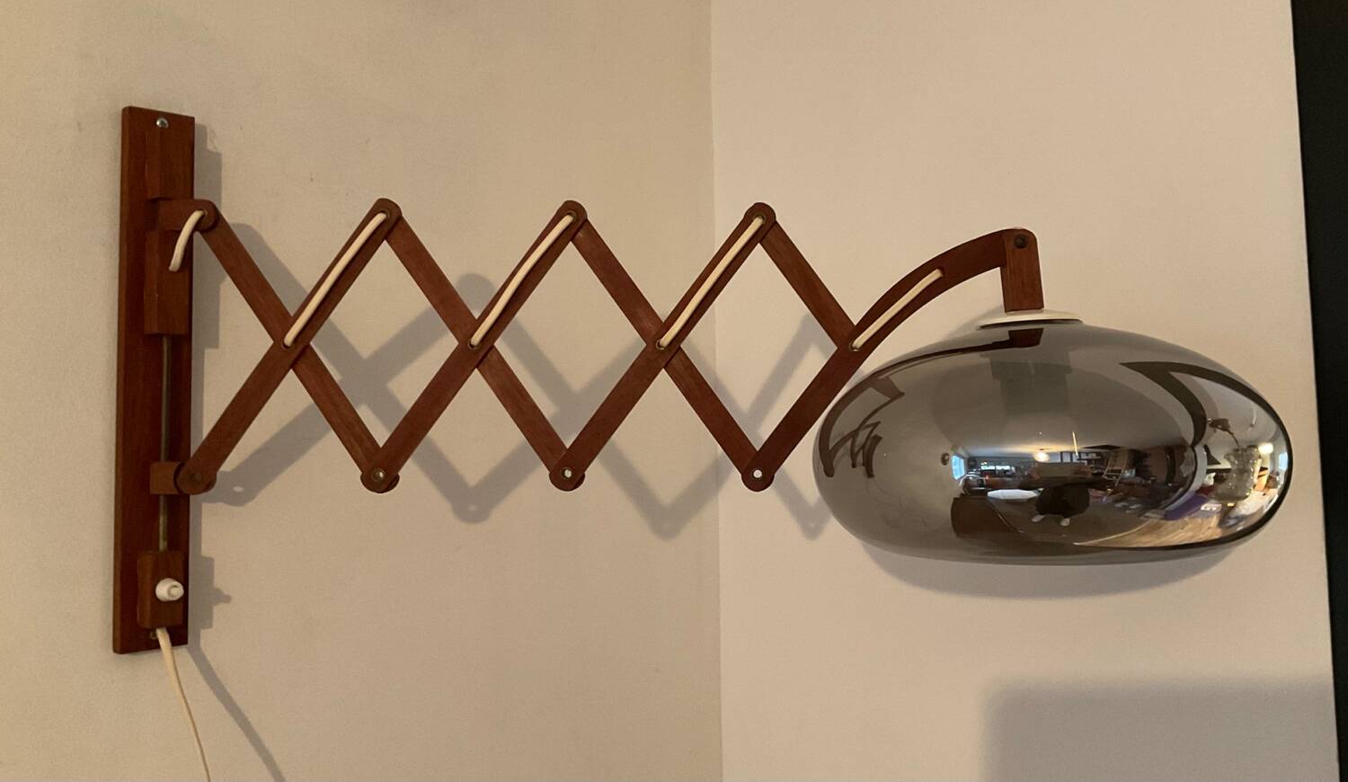 Scandinavian “scissors” wall lamp in teak from the 50s and 60s