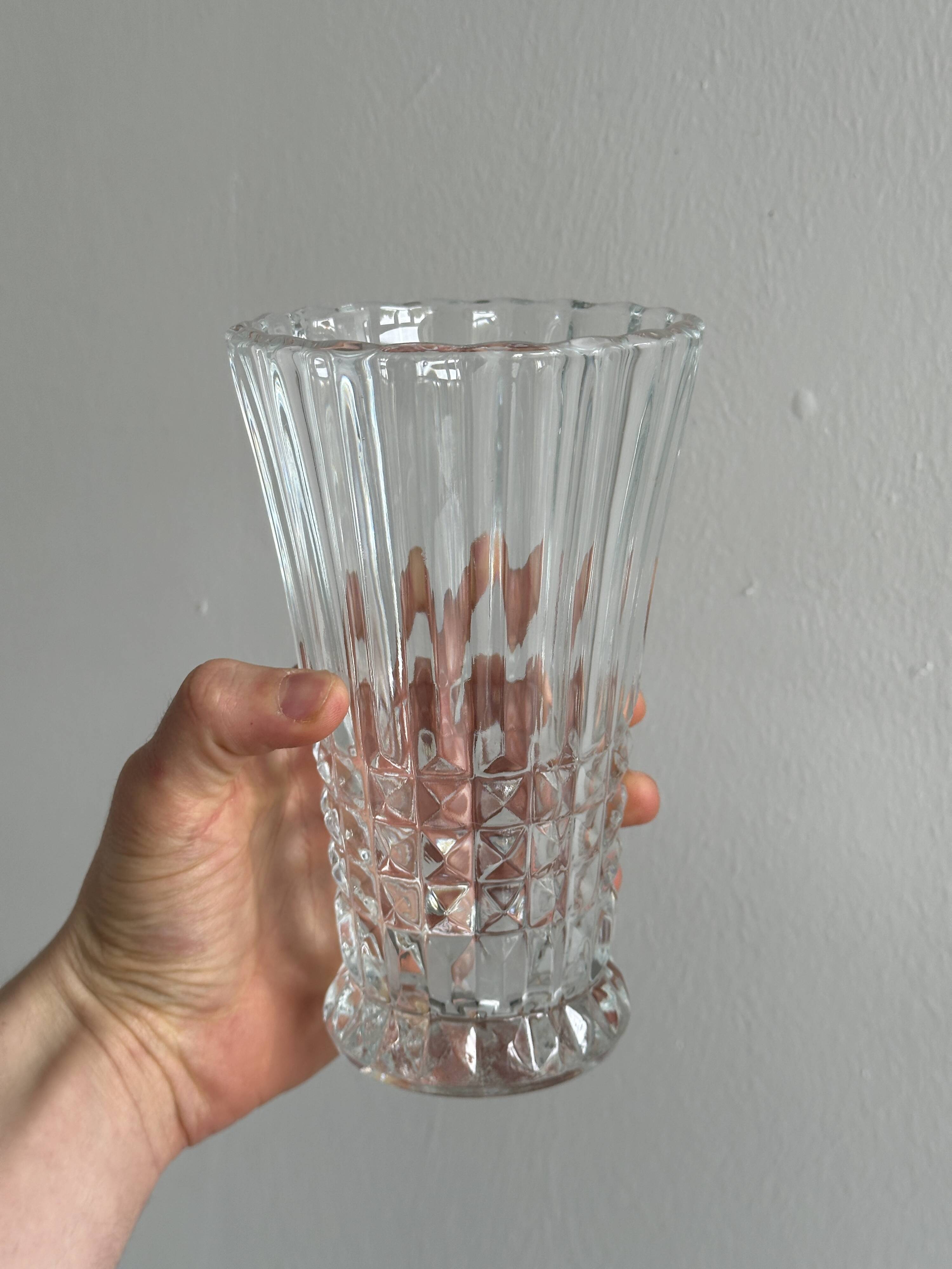 Vase en verre pressé