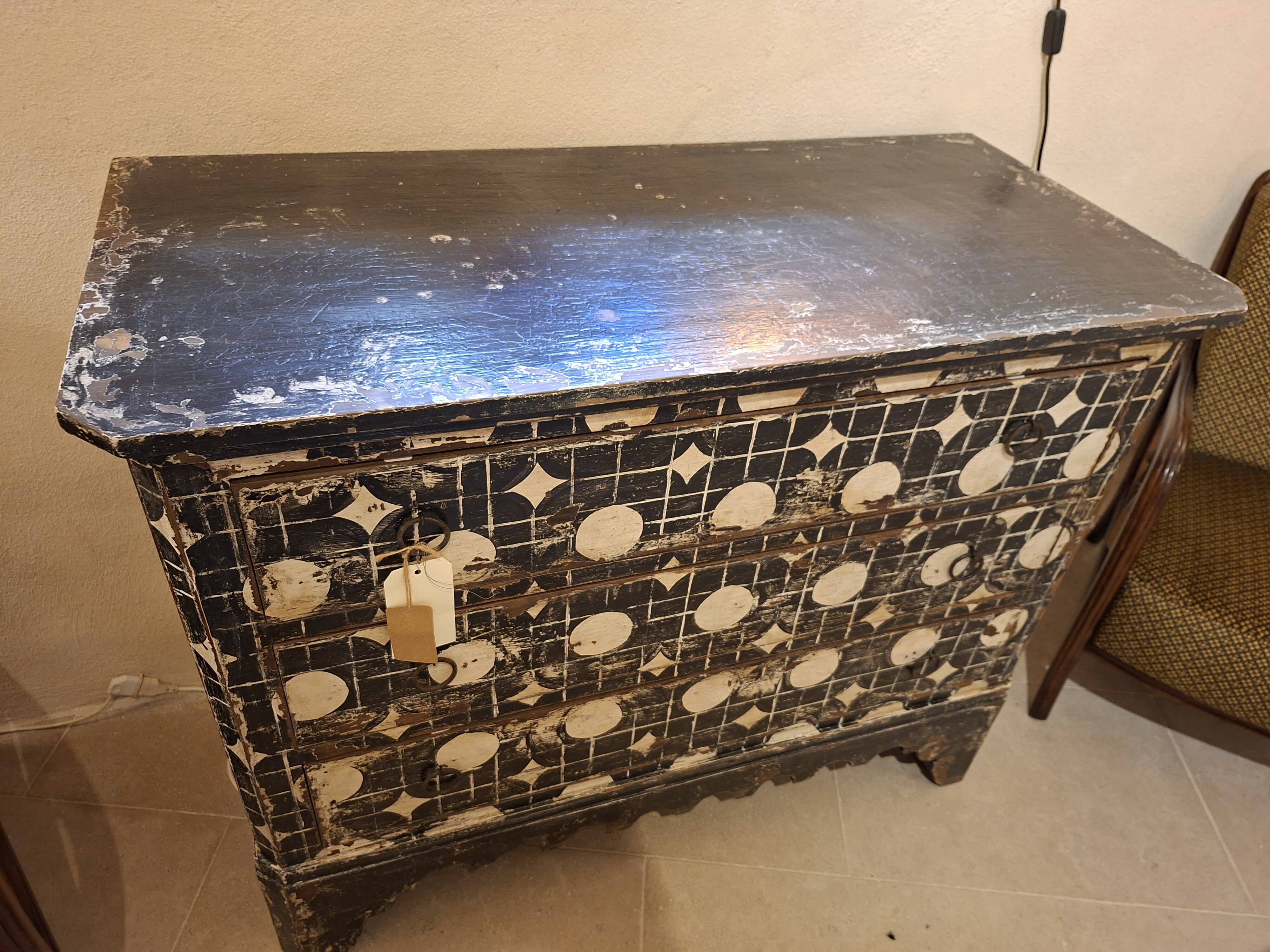 Italian commode