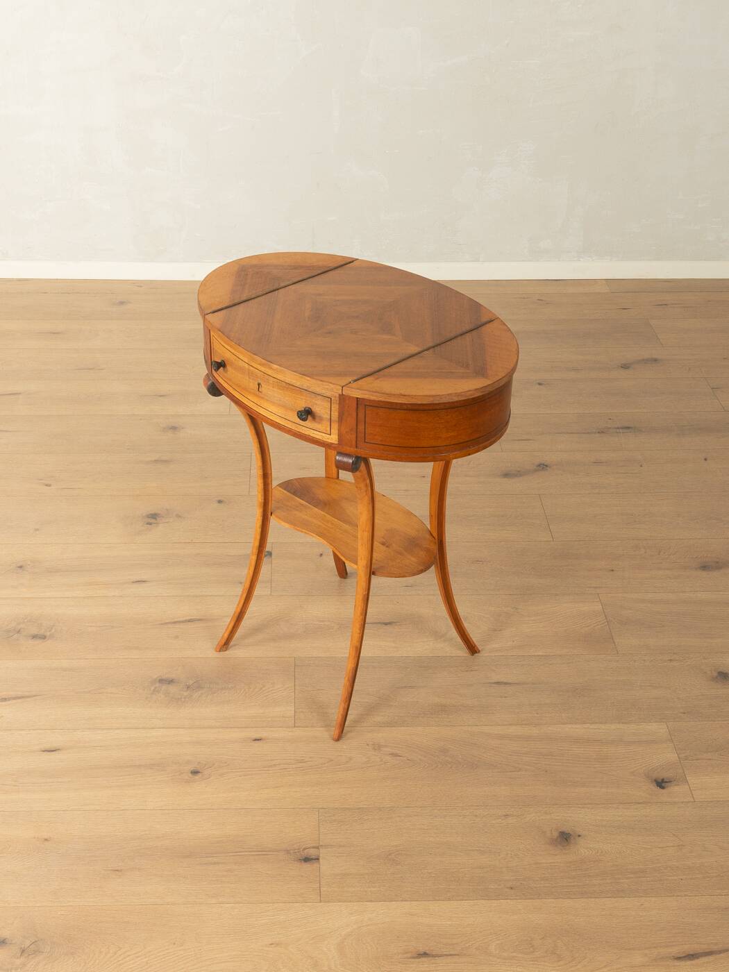 Table d'appoint antique élégante de style Biedermeier, vers 1850
