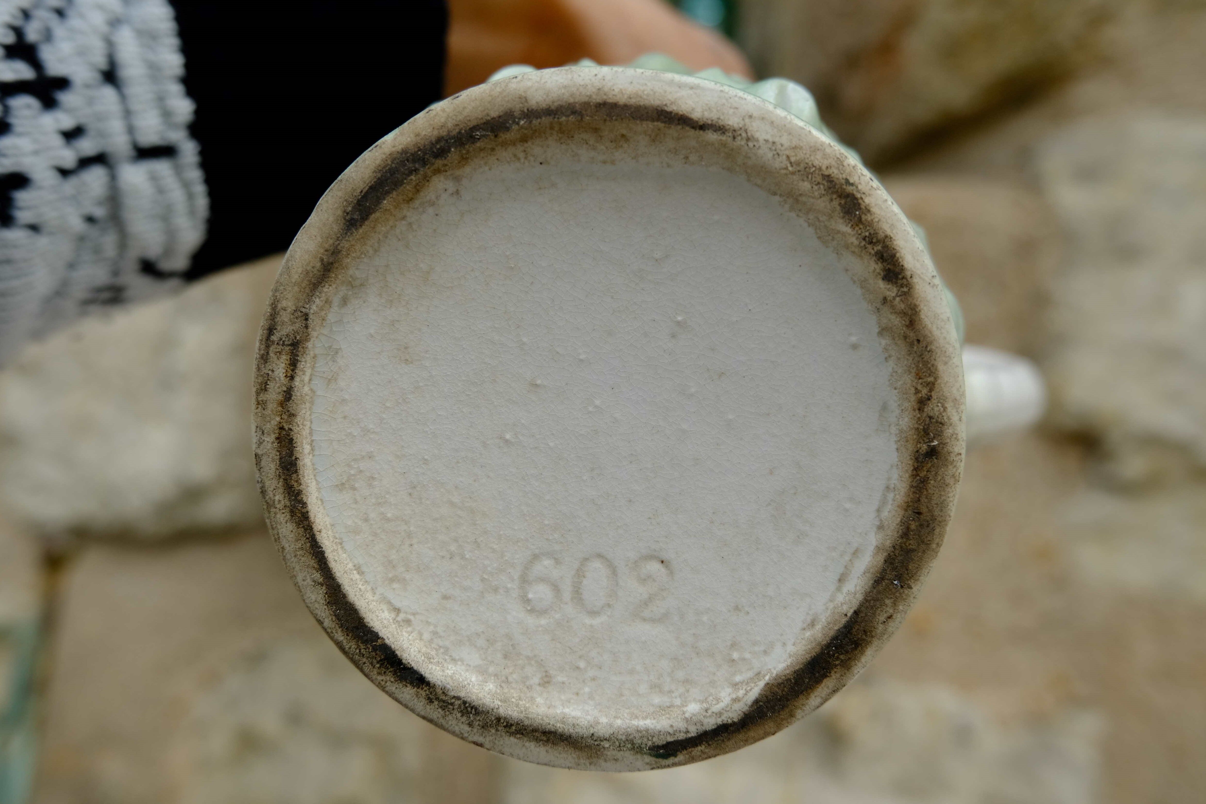Pichet en barbotine de poët-laval 601 liserons