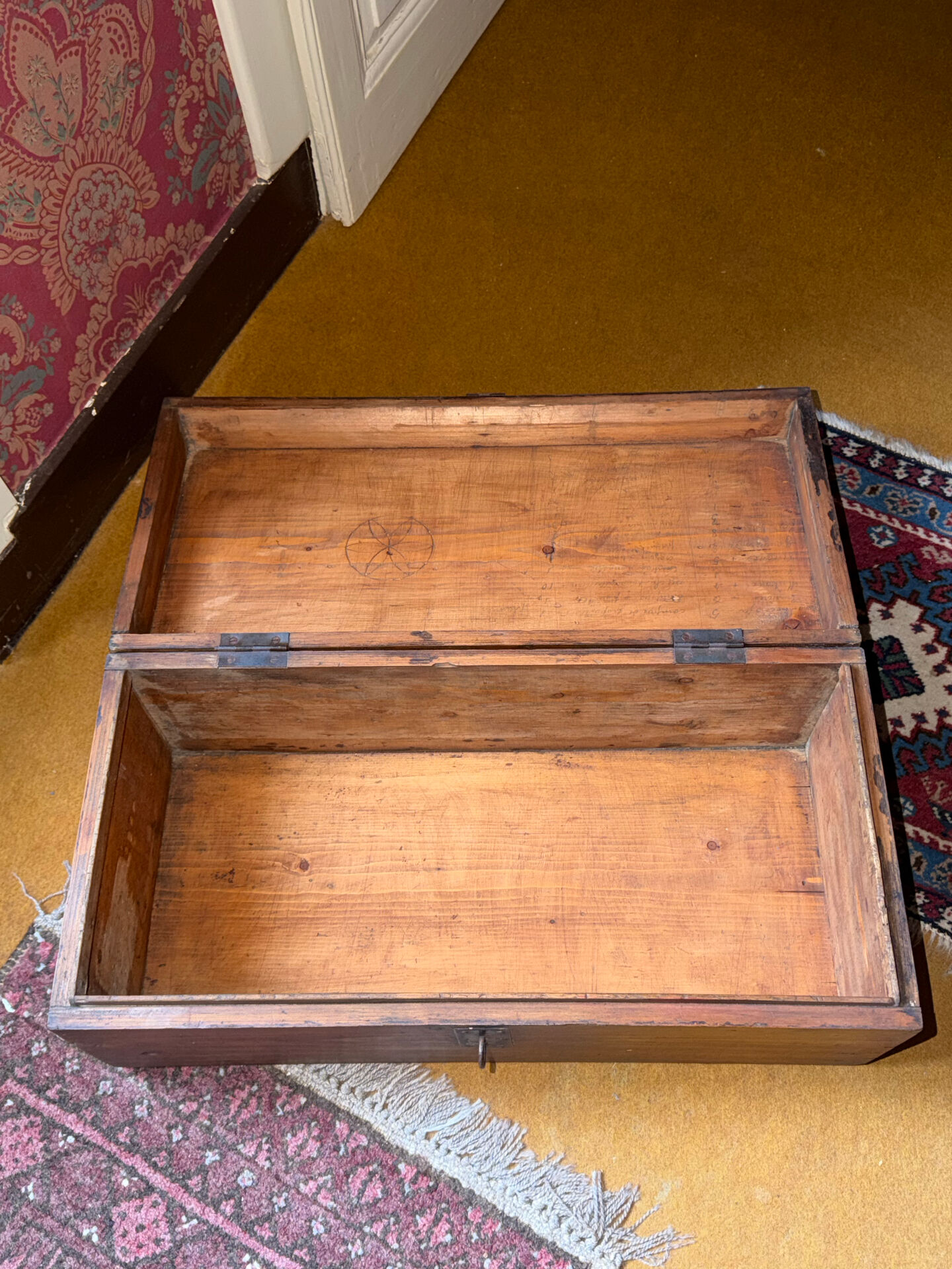 Petit coffre ancien en bois – rustique, authentique