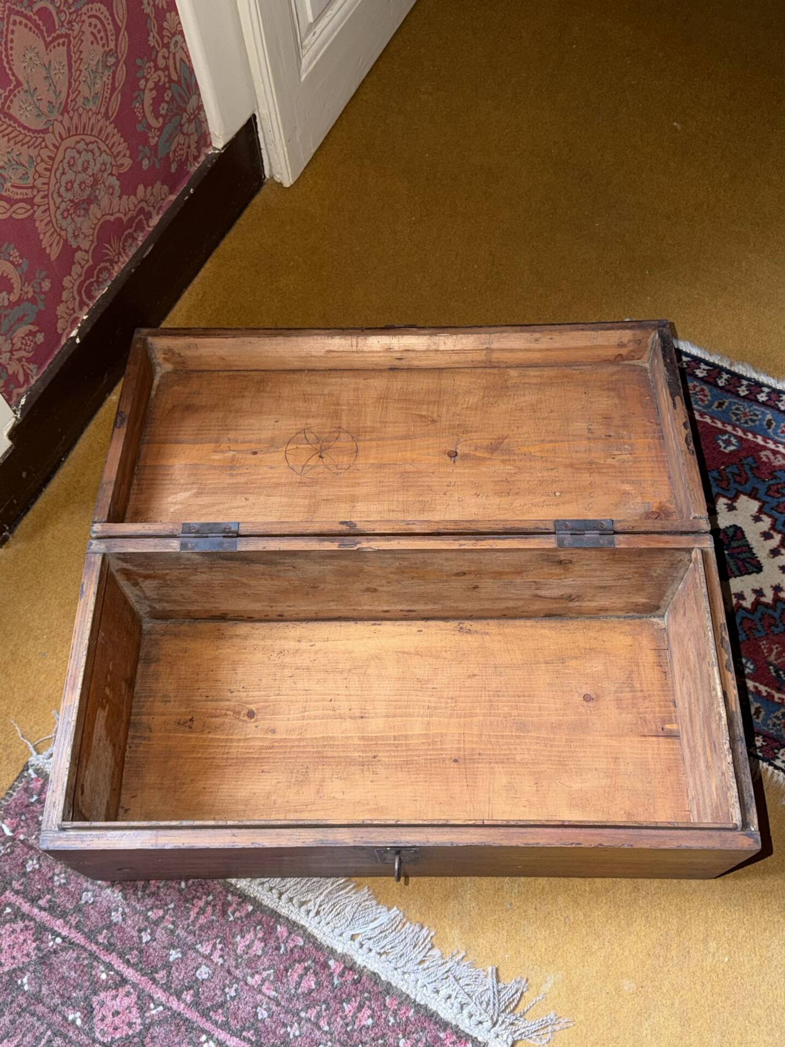 Petit coffre ancien en bois – rustique, authentique