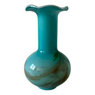 Vase en opaline bleue