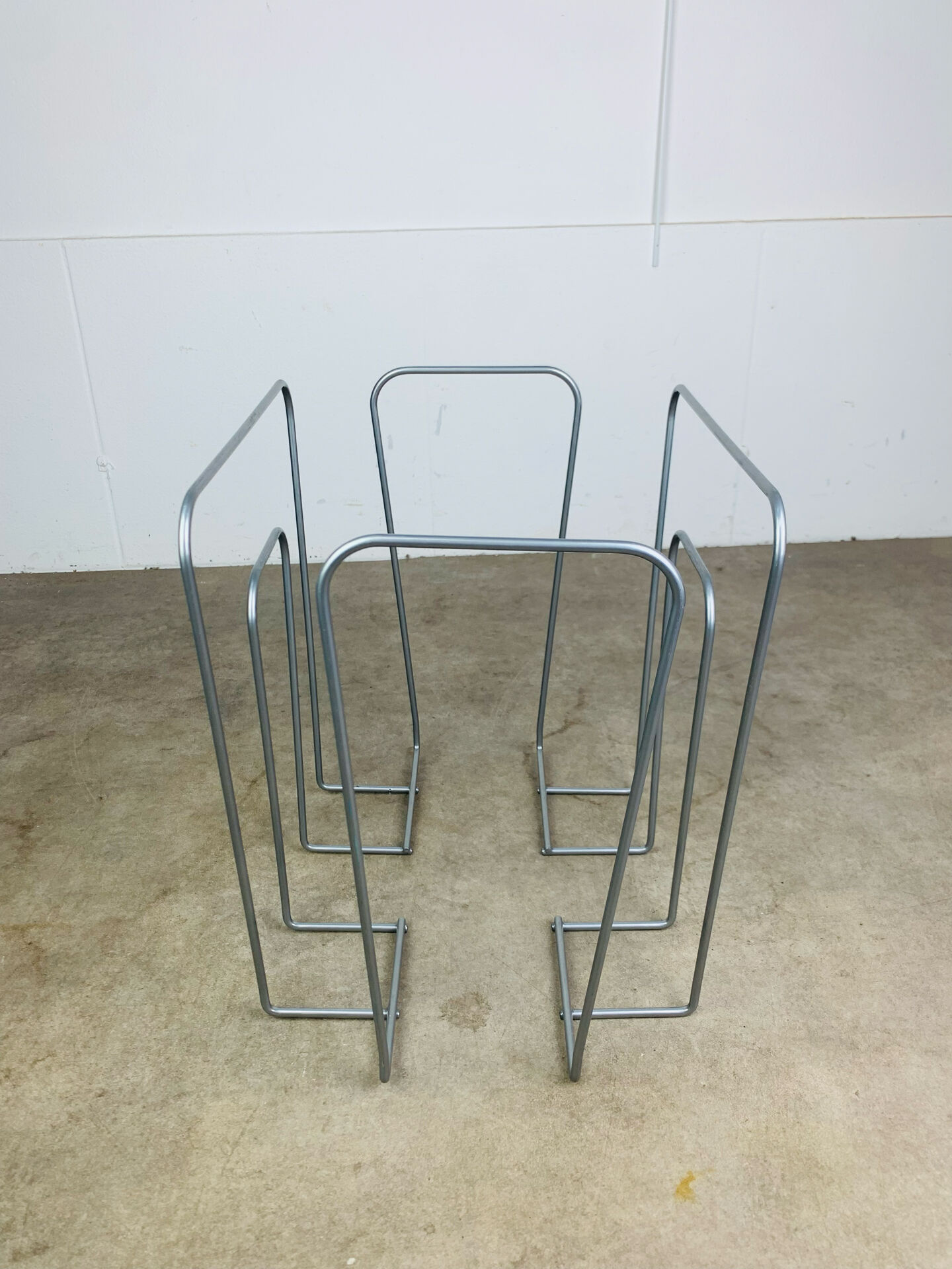 Postmodern magazine rack in grey metal, 1980s.