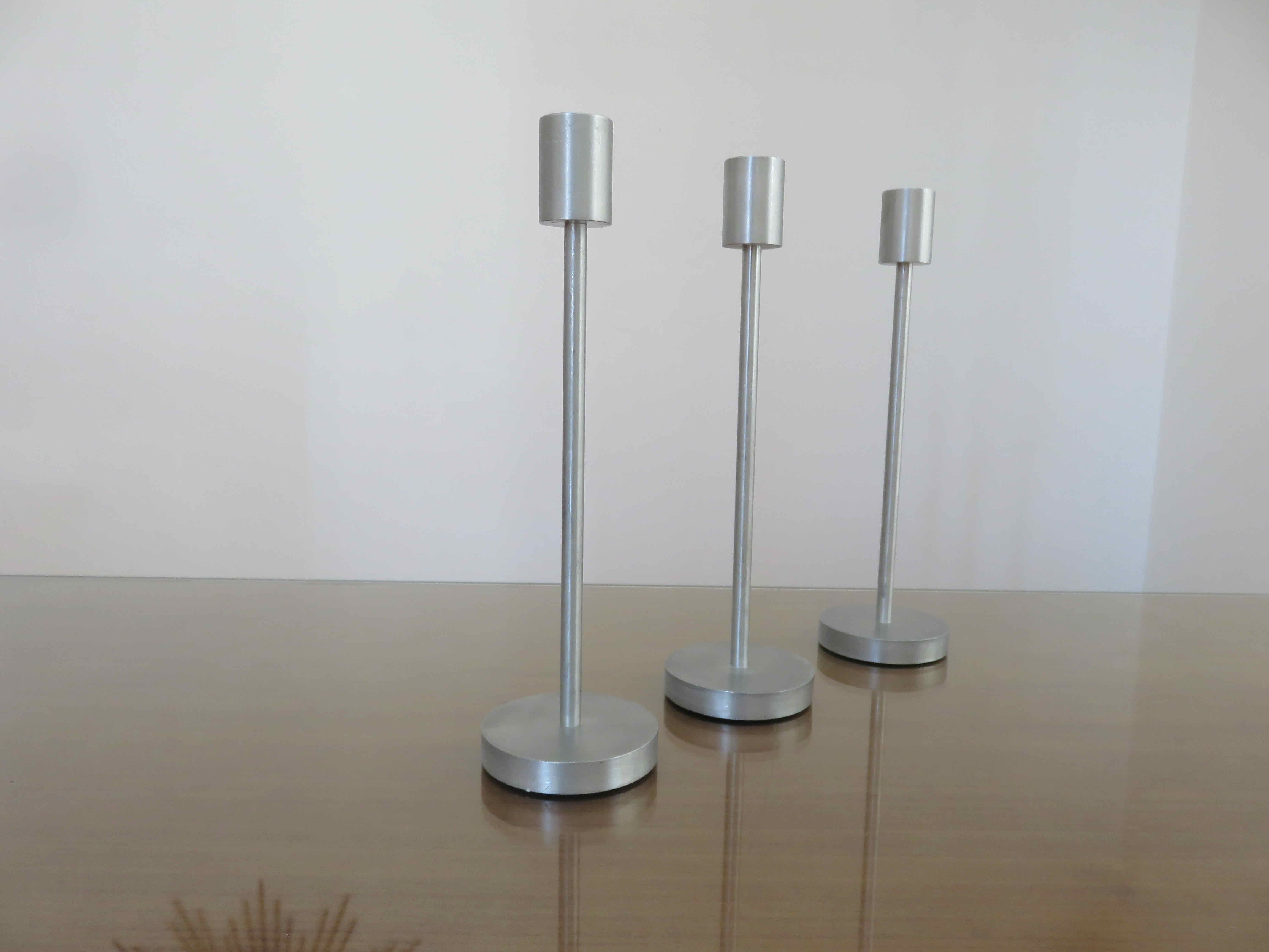 Série de 3 bougeoirs scandinaves, minimalistes, en aluminium années 70