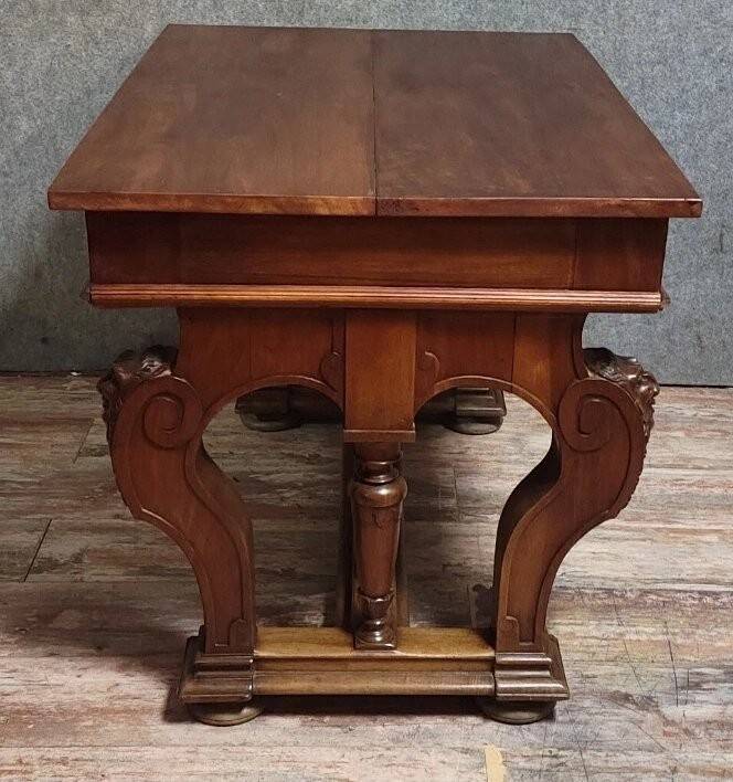 Table de milieu en noyer sculpté – Style Néo-Renaissance – XIXe siècle