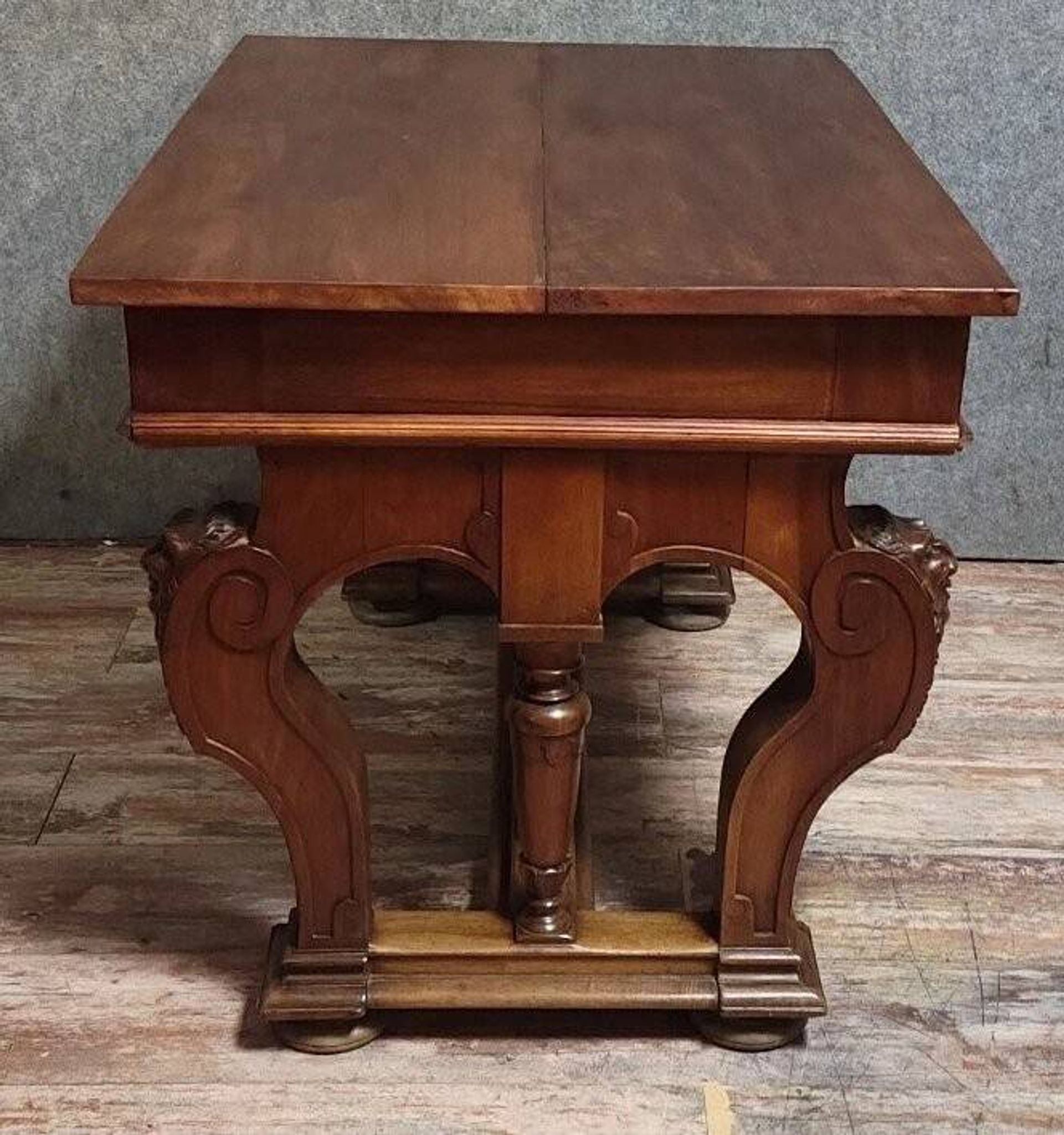 Table de milieu en noyer sculpté – Style Néo-Renaissance – XIXe siècle