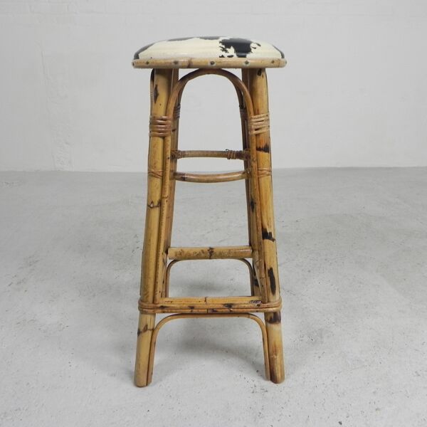 Tabouret de bar en bambou avec assise en simili-cuir imprimé vache, années 1950