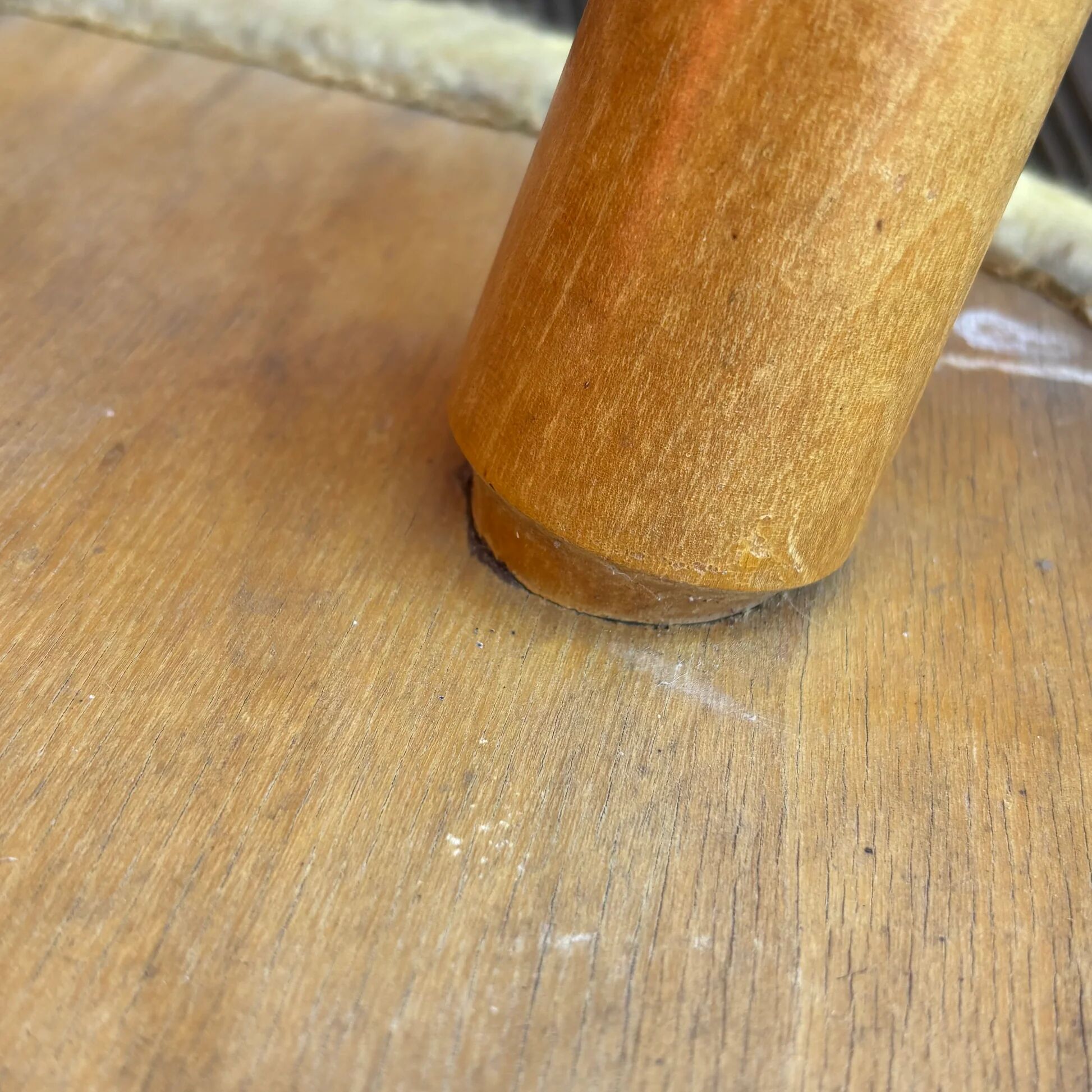 Tabouret vintage pieds compas et moumoute
