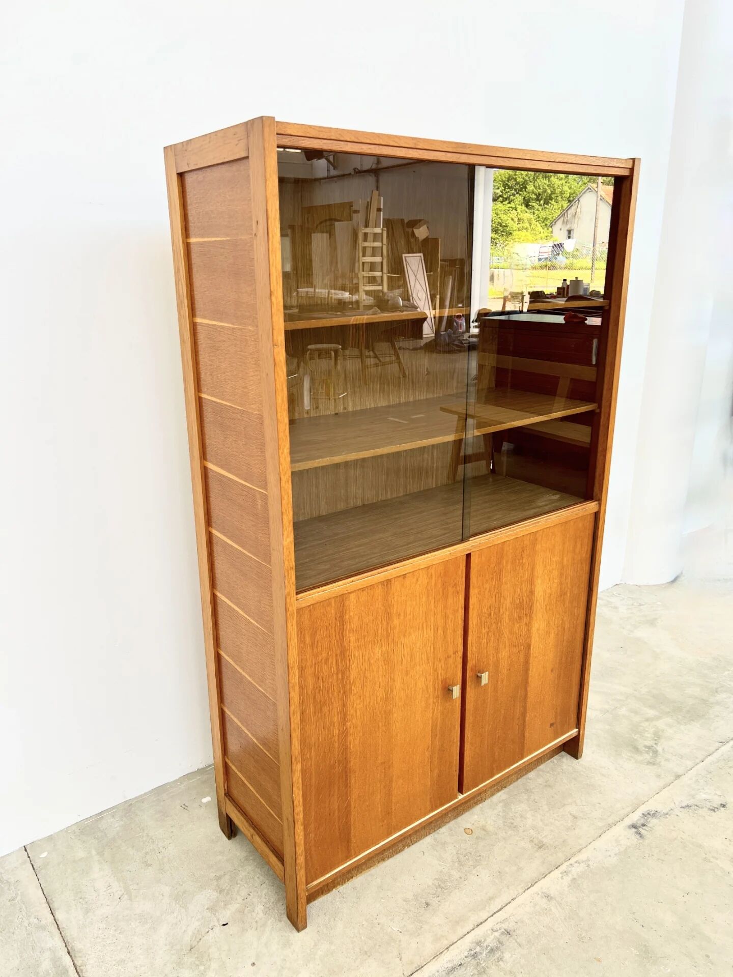 Bibliothèque-vitrine à portes coulissantes, chêne et verre fumé, années 60