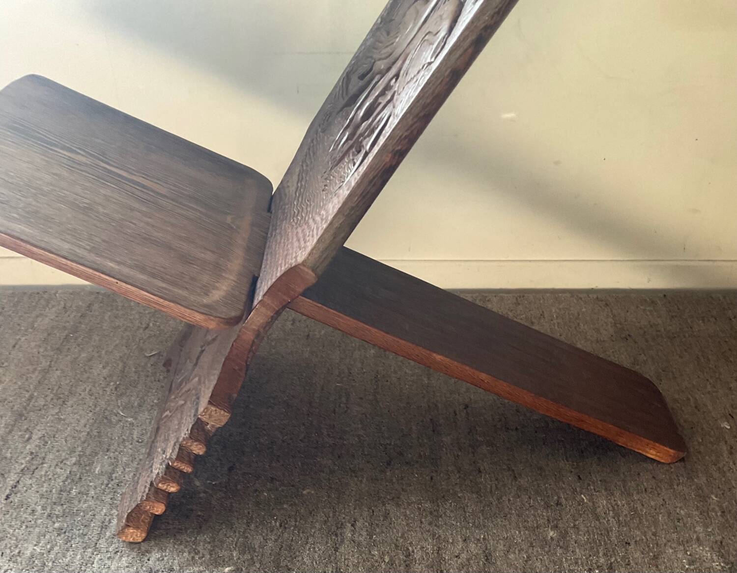 Chaise vintage à palabre en bois sculpté