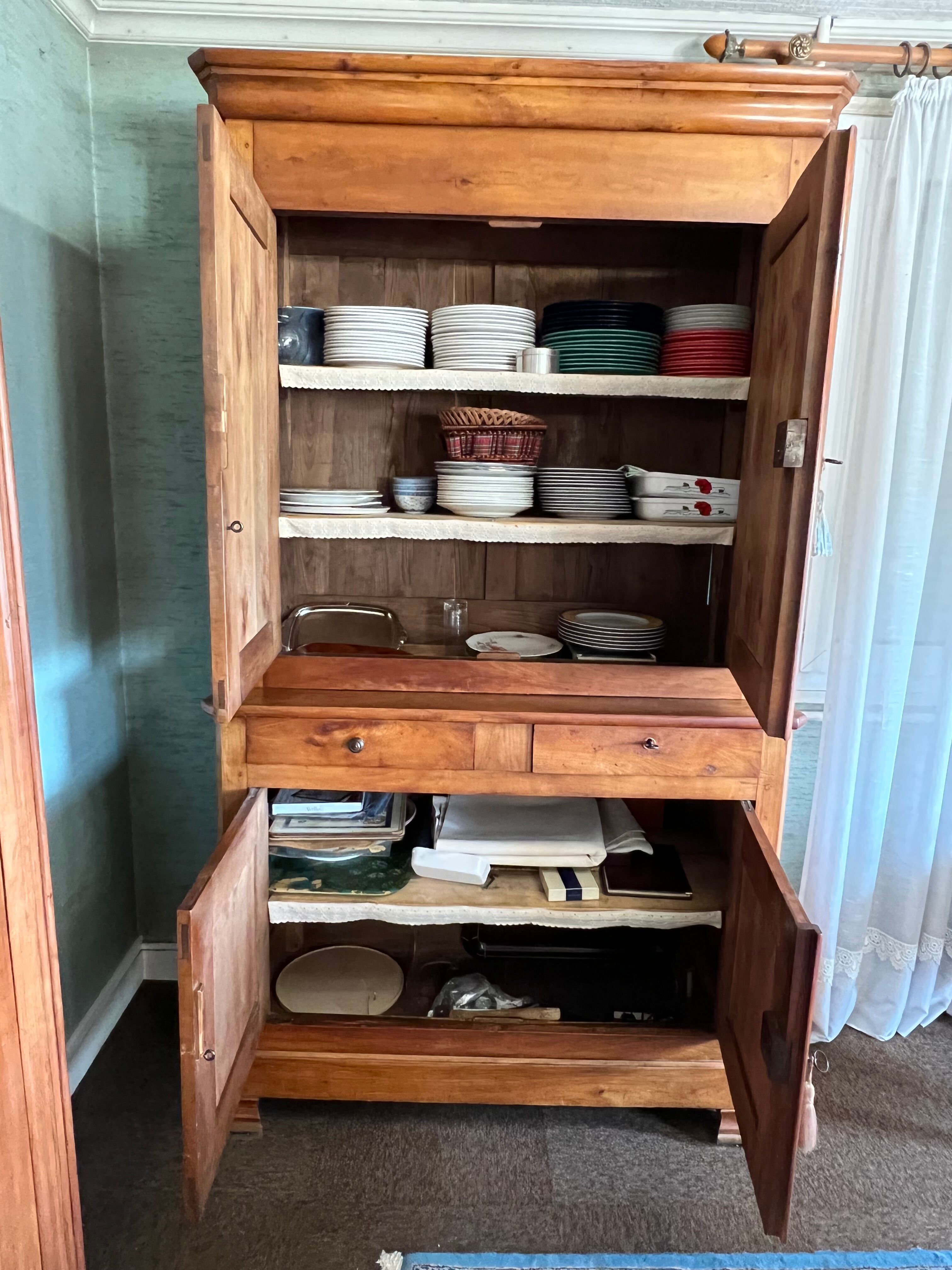 Beau buffet 2 corps ancien en merisier massif datant du XIXe siècle