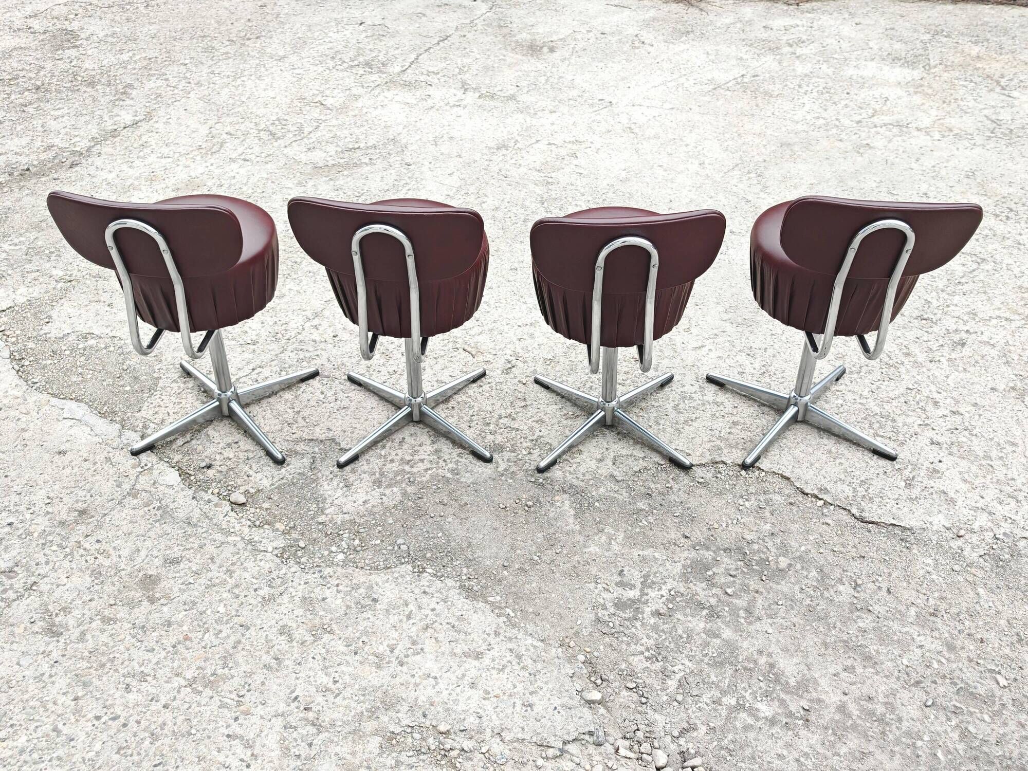 Set of 4 Mid Century Modern swivel chairs in tubular steel and leather.