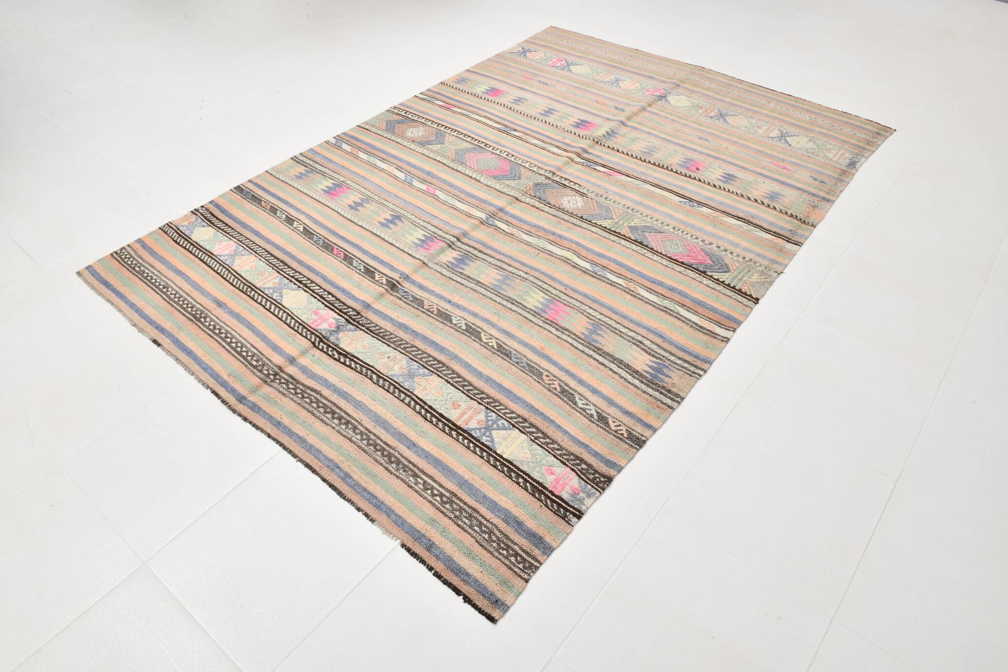 Tapis Kilim Vintage Rayé Pastel, Tons Doux, Motifs Ethniques, 174x256 Cm
