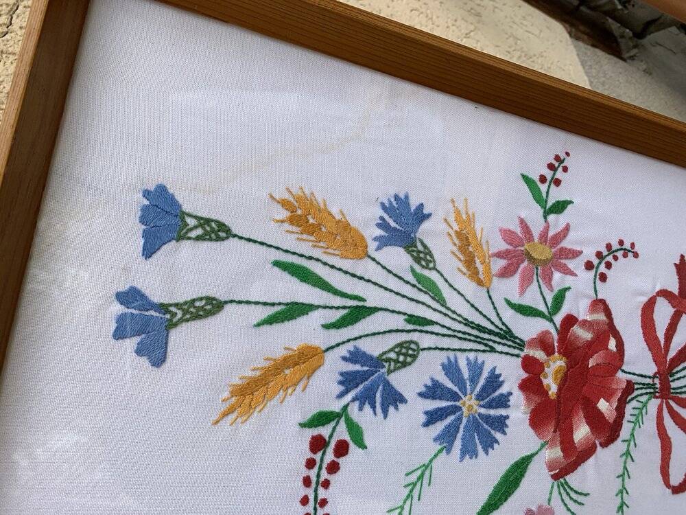Tableau brodé Kalocsa multicolore sur fond blanc, cadre bois et verre, vintage années 1950