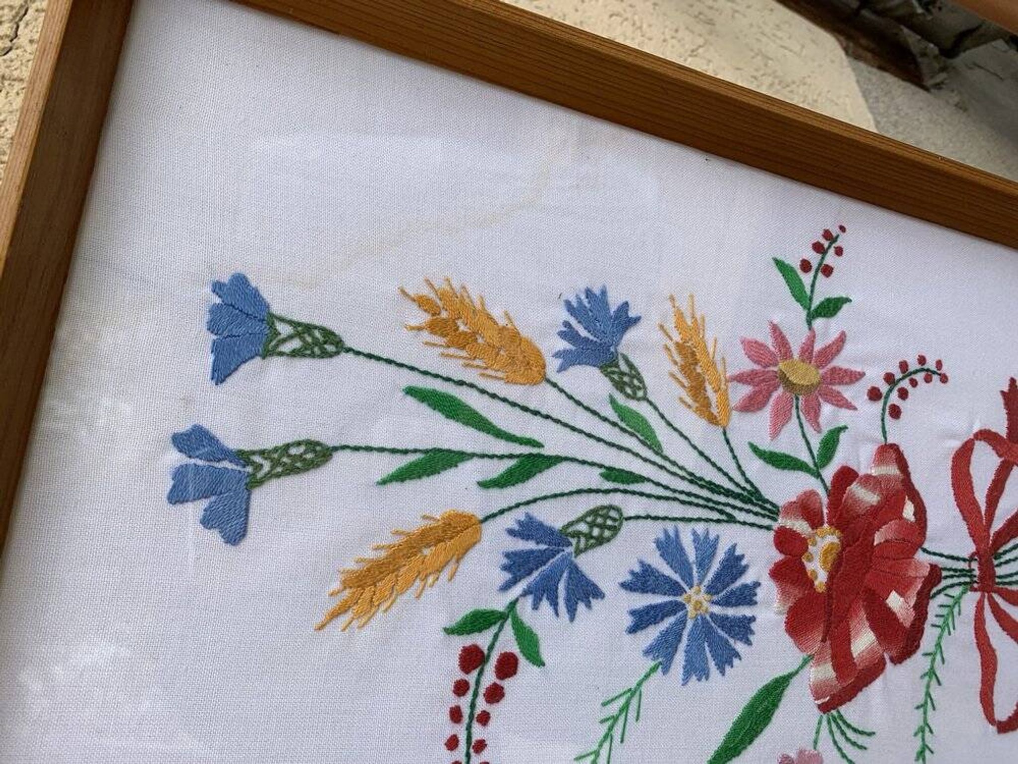 Embroidered tableau Kalocsa in multicolour on a white background, wooden and glass frame, vintage 1950s.