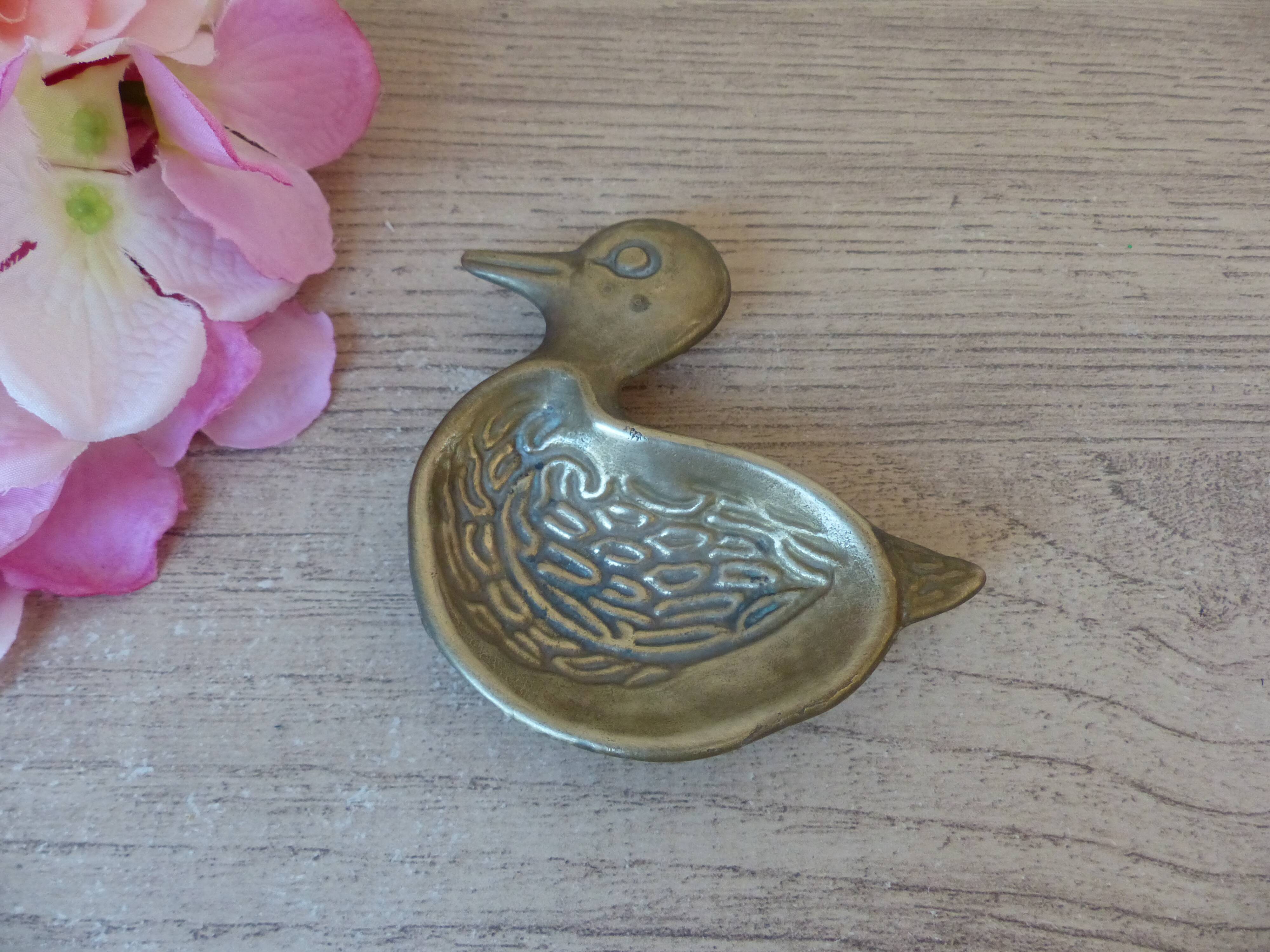 Small carved brass duck ashtray, duck pocket ashtray