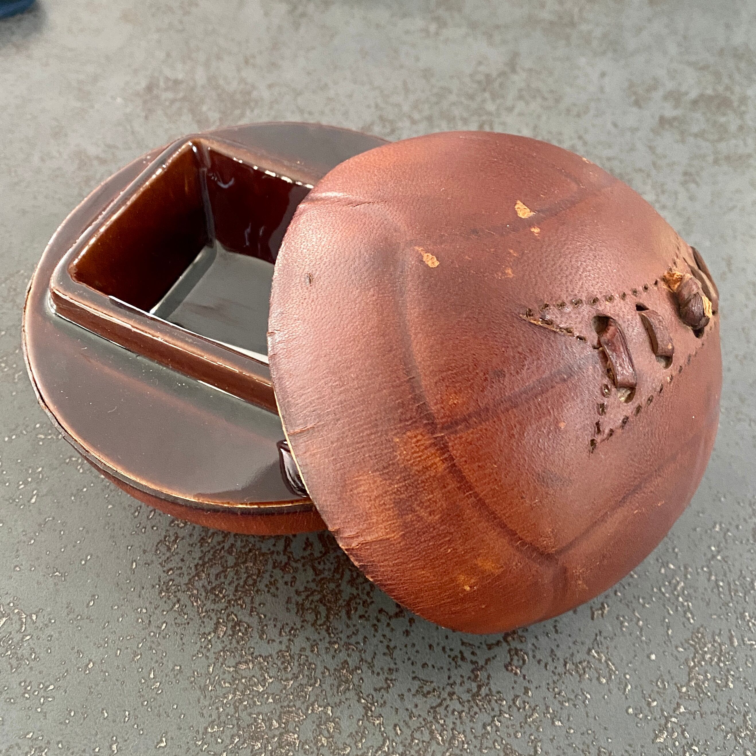 Cendrier longchamps en cuir et céramique, ballon vintage