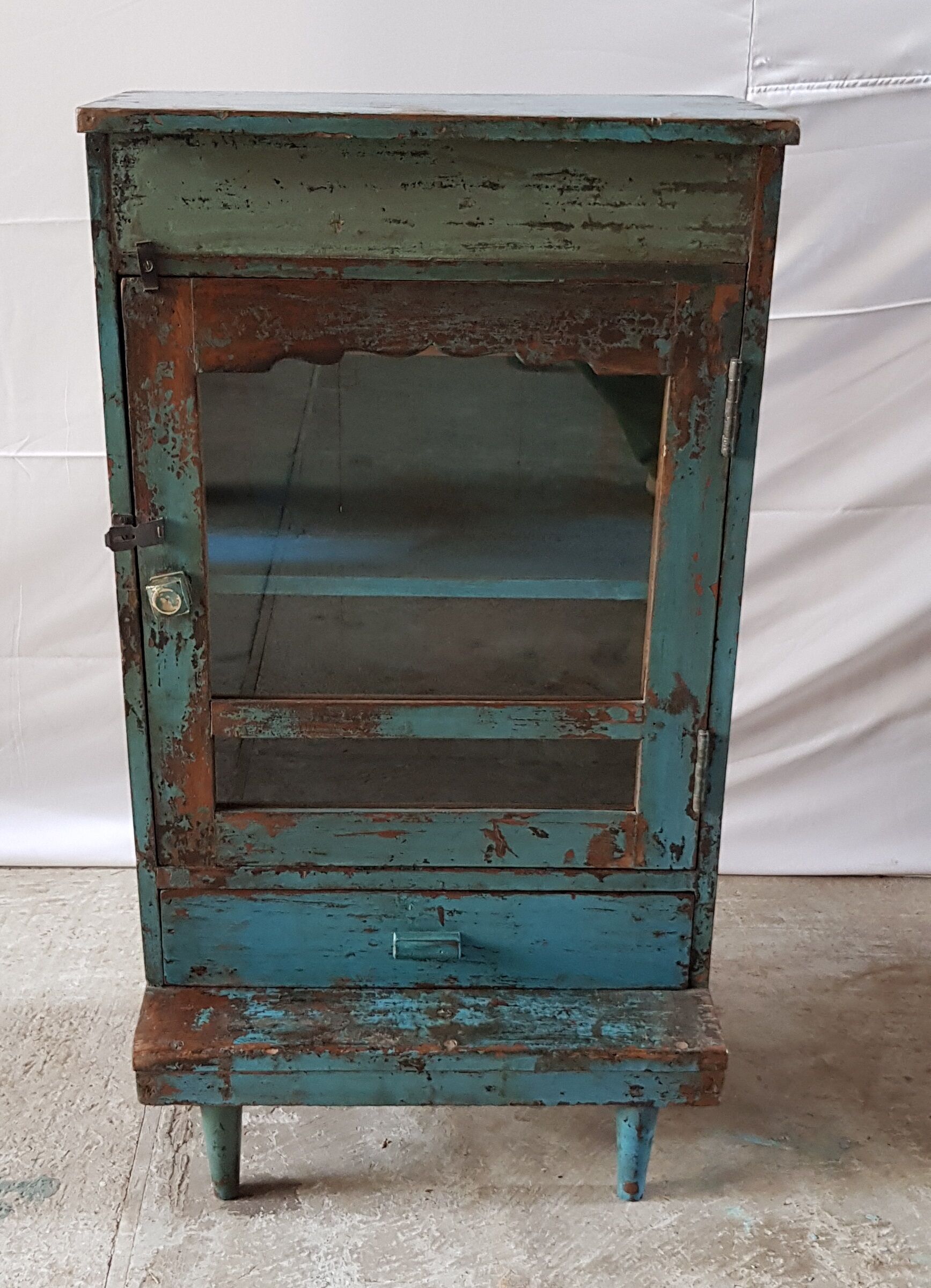 Ancien meuble d'appoint vitré en teck