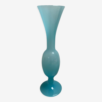 Vase soliflore en verre opalin bleu