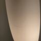 Lampadaire tripode vintage – Laiton & opaline blanche – Années 1960